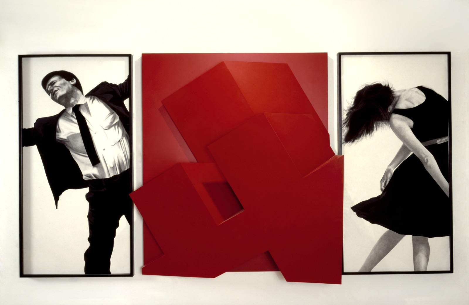 Robert Longo Final Life II dessin au fusain et sculpture en bois laqué rouge Woman et Man : 243,8 x 121,8 cm chacun - Building : 240 x 220 x 90 cm 6 7/8 by 18 1/4 by 5 3/8 in.