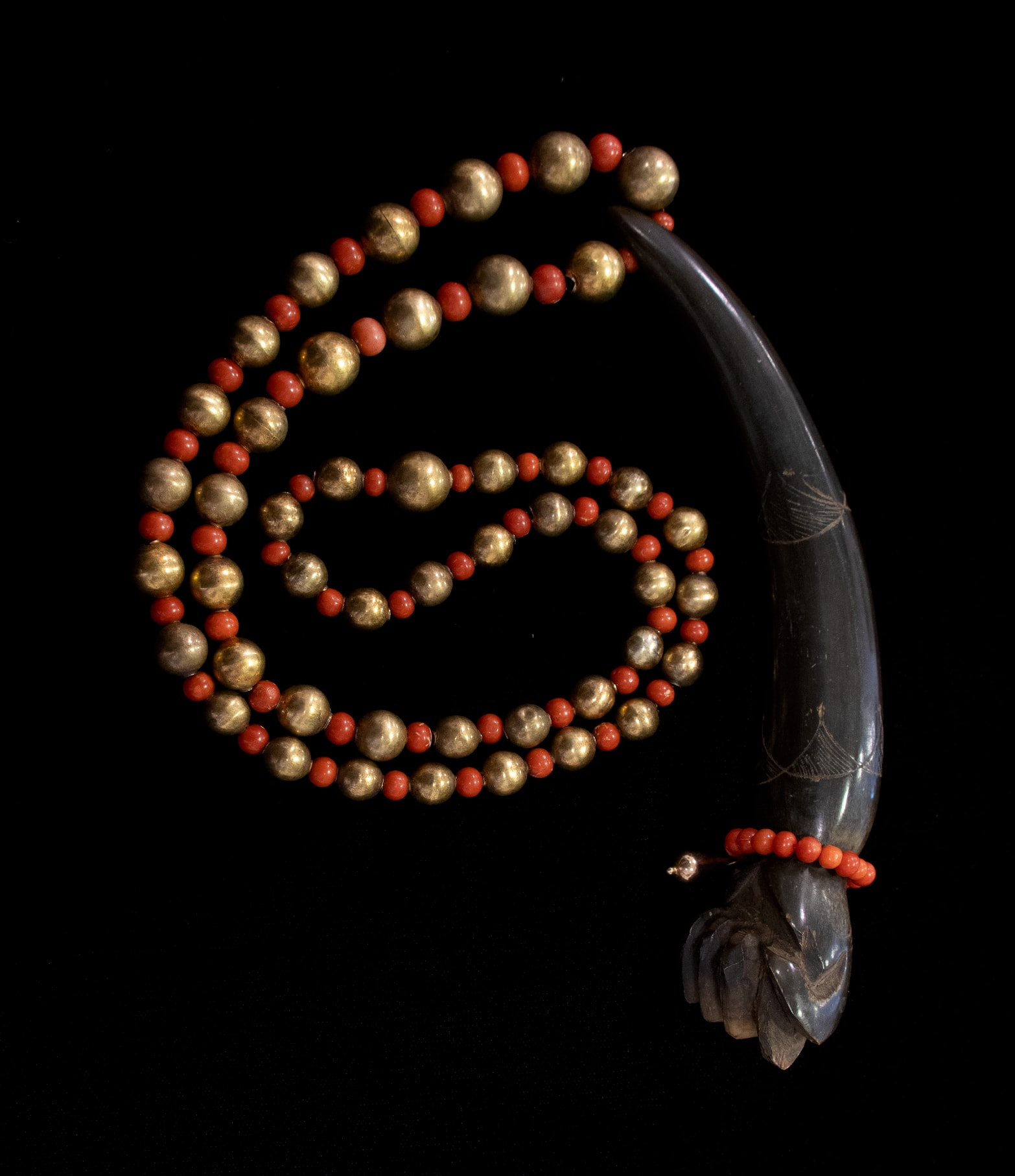 Bijoux, Collier spirale avec figue courbée en bois, XXe siècle