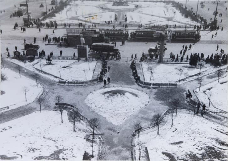 Alexander Rodchenko, Skverik u Bolshom teatre. Bolshoi Theatre Square, 1932