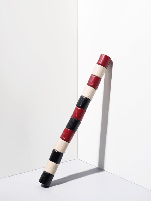 Andre CADERE, Barre de bois rond noir, blanc, rouge, 1975