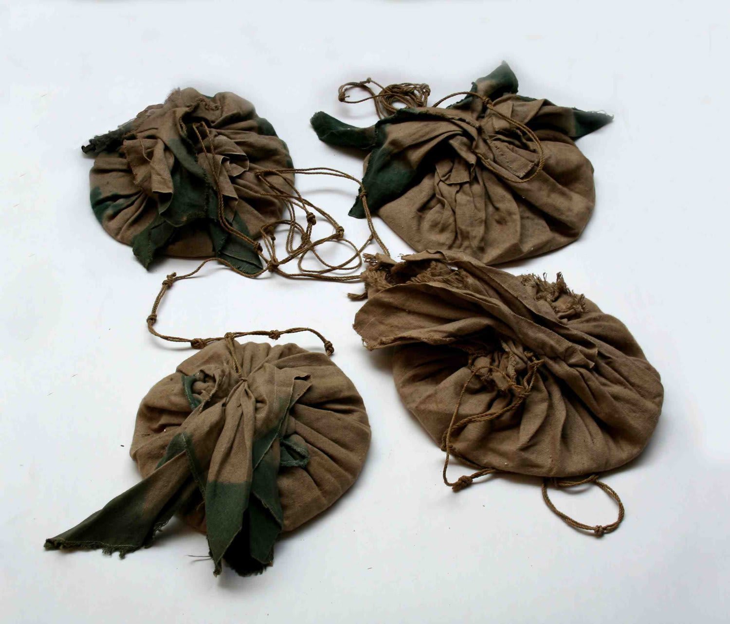 Barry FLANAGAN, Four sacks of sand with rope, c 1967