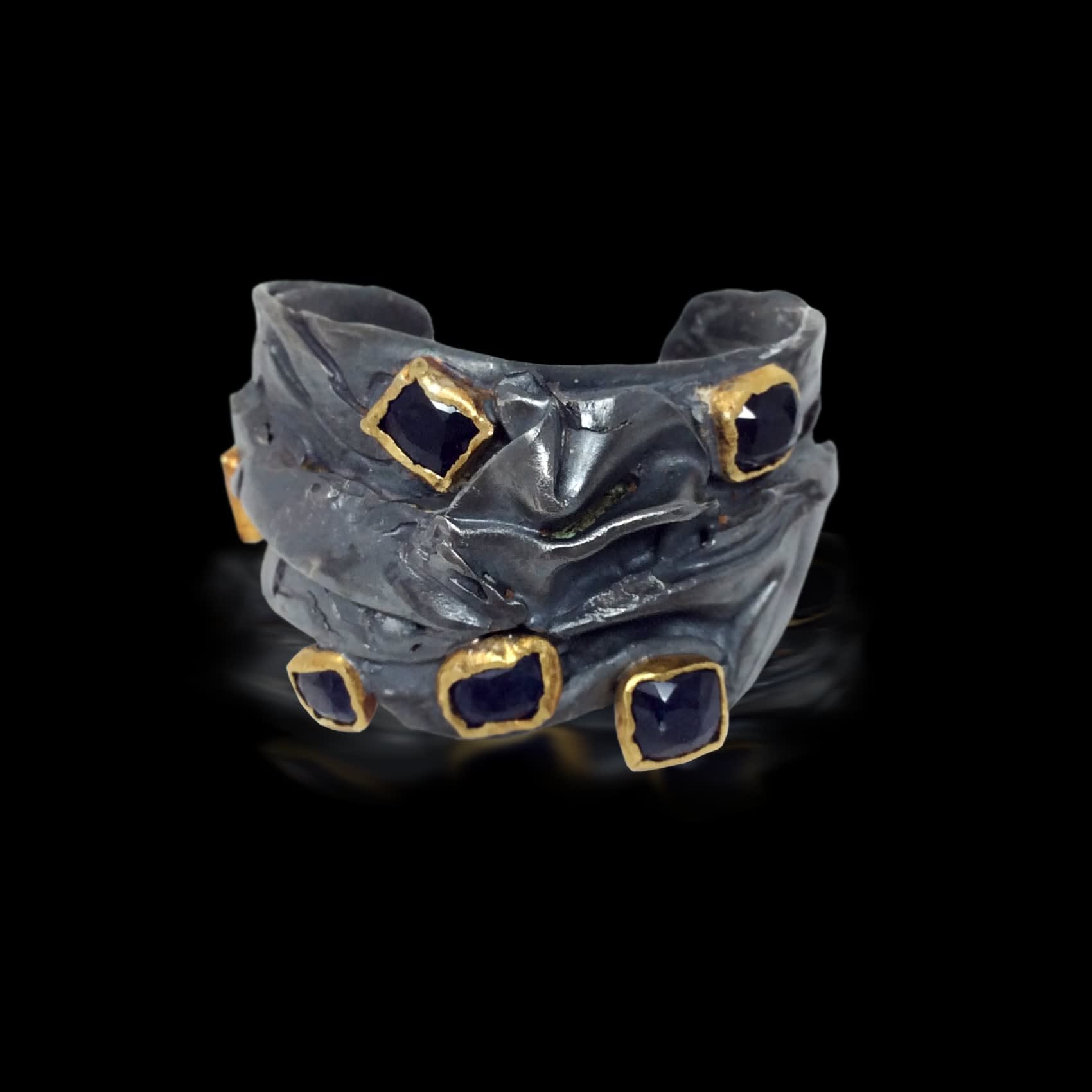 Eileen Coyne, bracelet