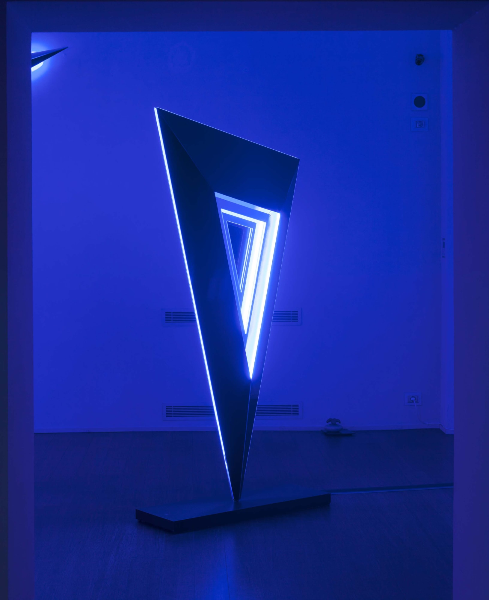 Nanda Vigo: Light Trek - ABC-ARTE Contemporary art Gallery - 2014-2015 Deep Space, 2014, 200 x 100 x 40 cm - 78 11/16 x 39 5/16 x 15 11/16 ins, specchio, vetro e luci neon