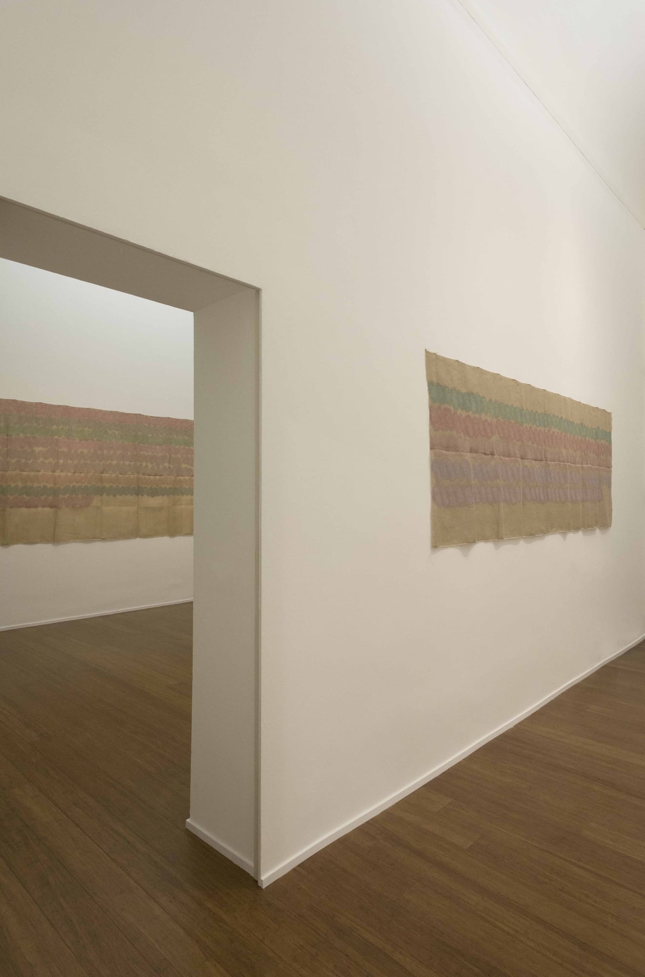 Segni orizzontali policromo 1973, 100 x 293 cm - 39 3/8 x 115 3/8 in, acrilico su juta Segni orizzontali policromo 1975, 148 x 393 cm - 58 17/64 x 154 23/32 in, acrilico su juta