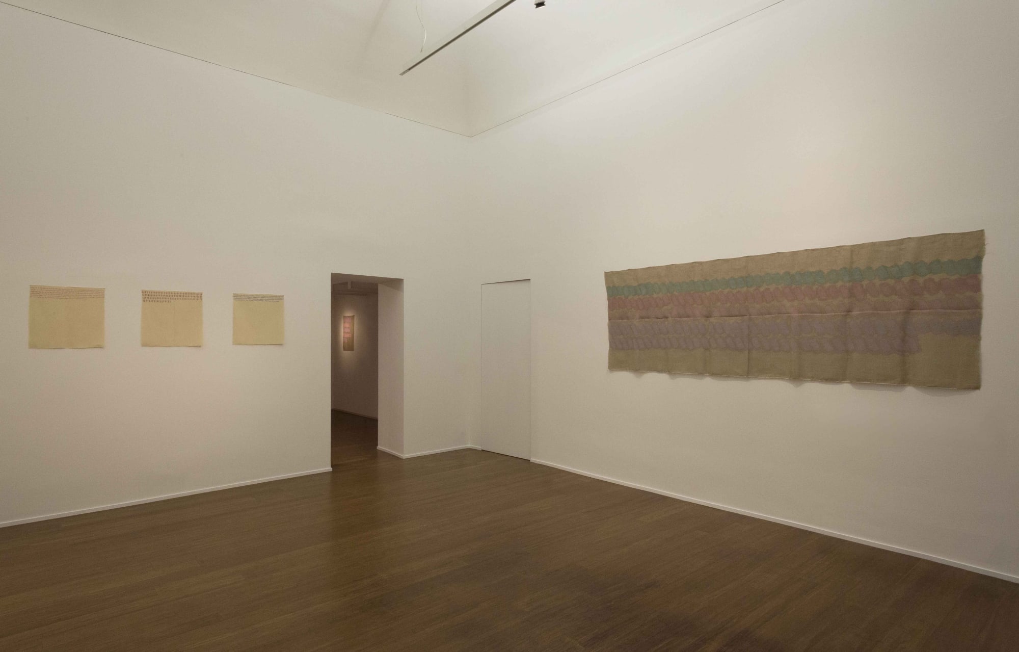 Orizzontale 1975, 50 x 50 cm - 19 3/4 x 19 3/4 in, acrilico su cotone Orizzontale 1975, 50 x 50 cm - 19 3/4 x 19 3/4 in, acrlico su cotone Orizzontale 1975, 50 x 50 cm - 19 3/4 x 19 3/4 in, acrilico su cotone Segni orizzontali policromo 1973, 100 x 293 cm - 39 3/8 x 115 3/8 in, acrilico su juta