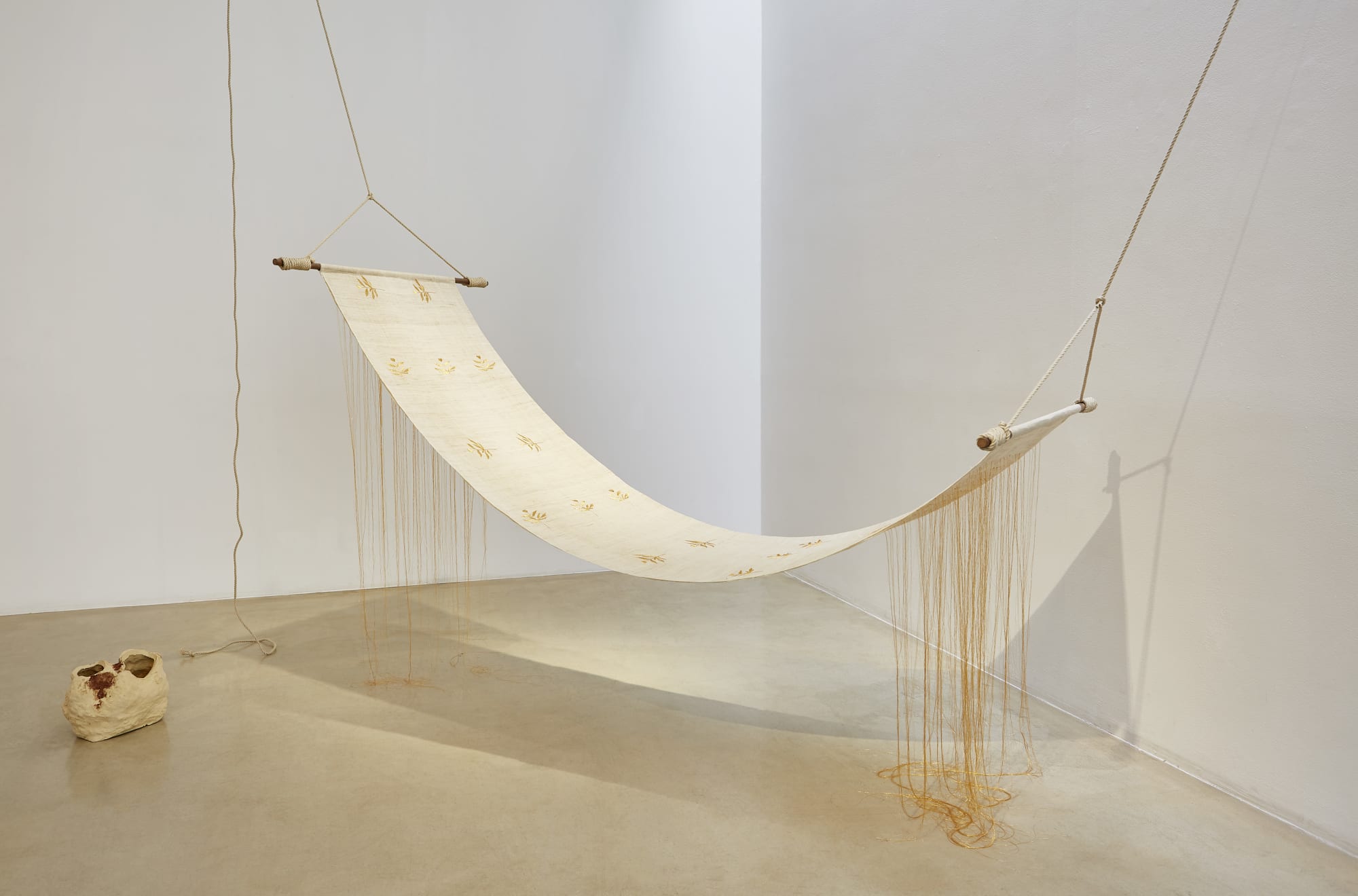 Kang Seung Lee Untitled (Hammock), 2018 24K Nishijin gold thread on Sambe, hemp rope, wood, and ceramic (California clay, soils from Derek Jarman’s Garden, Namsan Park, Tapgol Park) Dimensions variable Collection of the National Museum of Modern and Contemporary Art, Korea