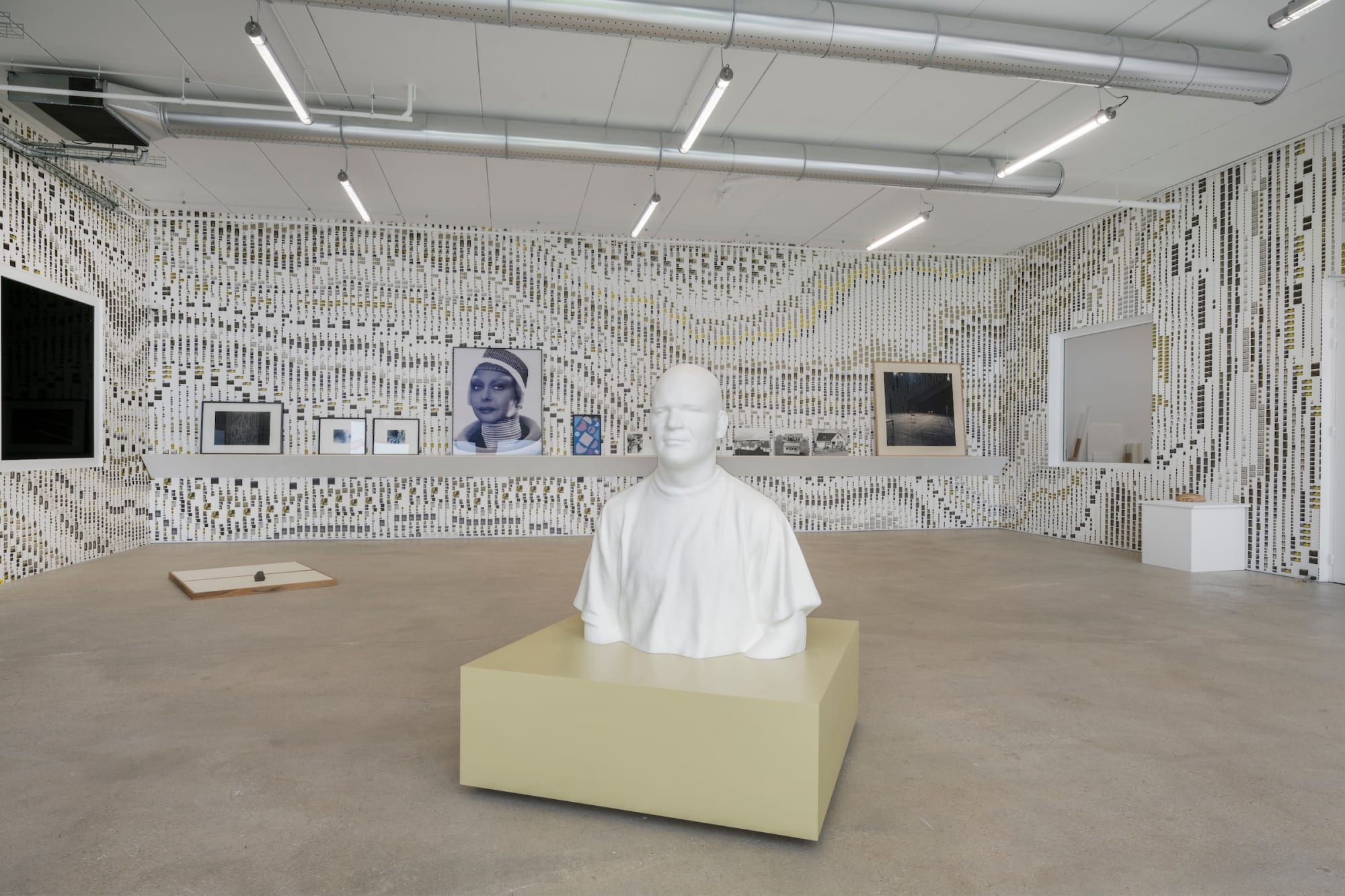 Vue de l’accrochage Sors de ta réserve #5 (Eurêka), frac île-de-france, les réserves, romainville, 2023 © Martin Argyroglo, ADAGP Paris.