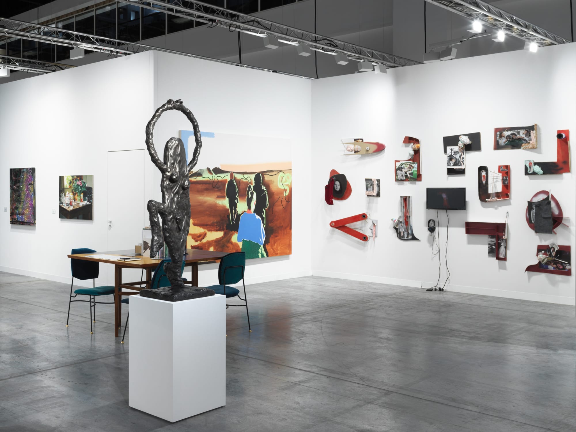 Sculptures and bock.