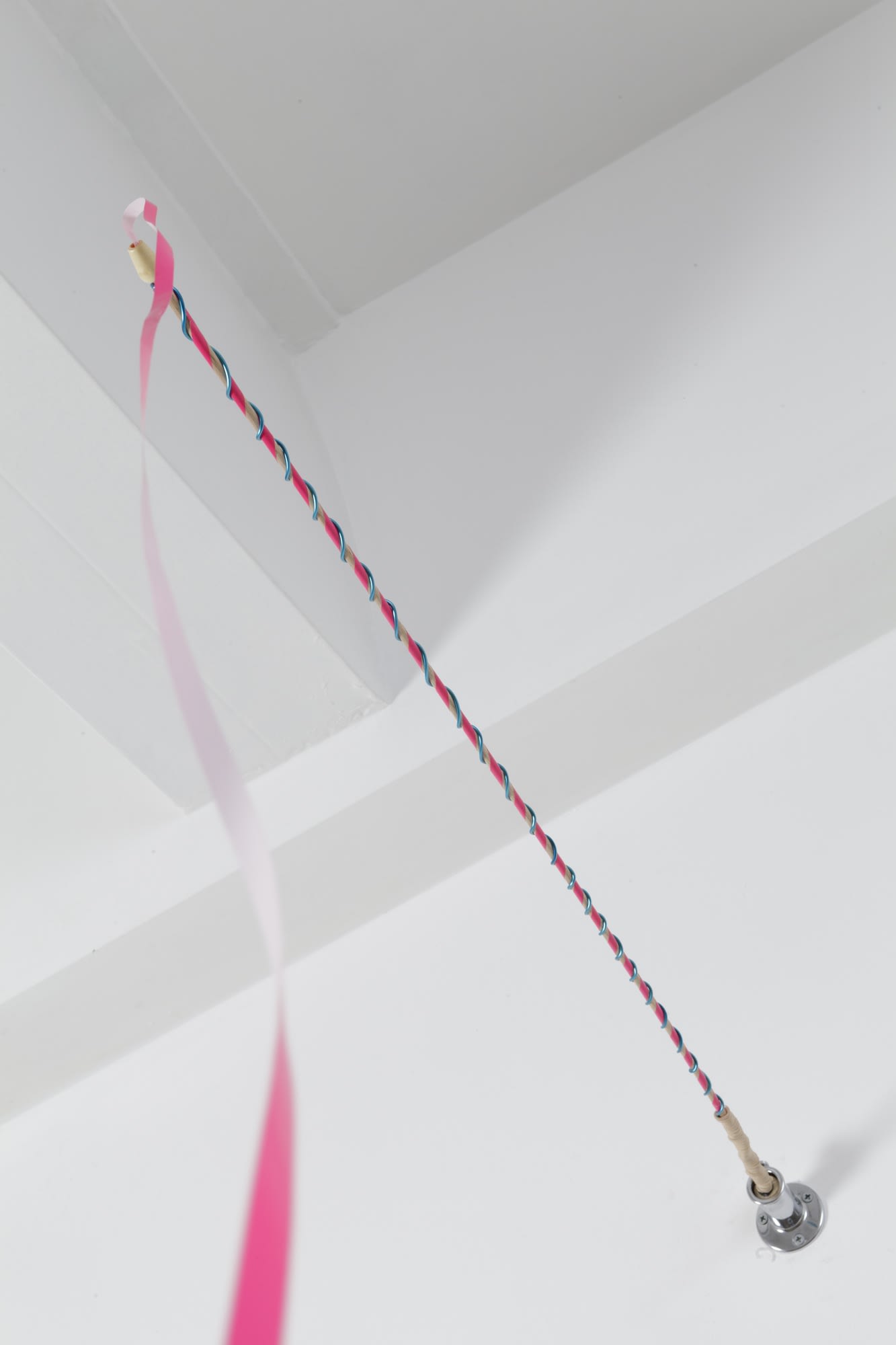 Judith Hopf, Untitled (Kleine peitsche, rosa hellblau), 2009