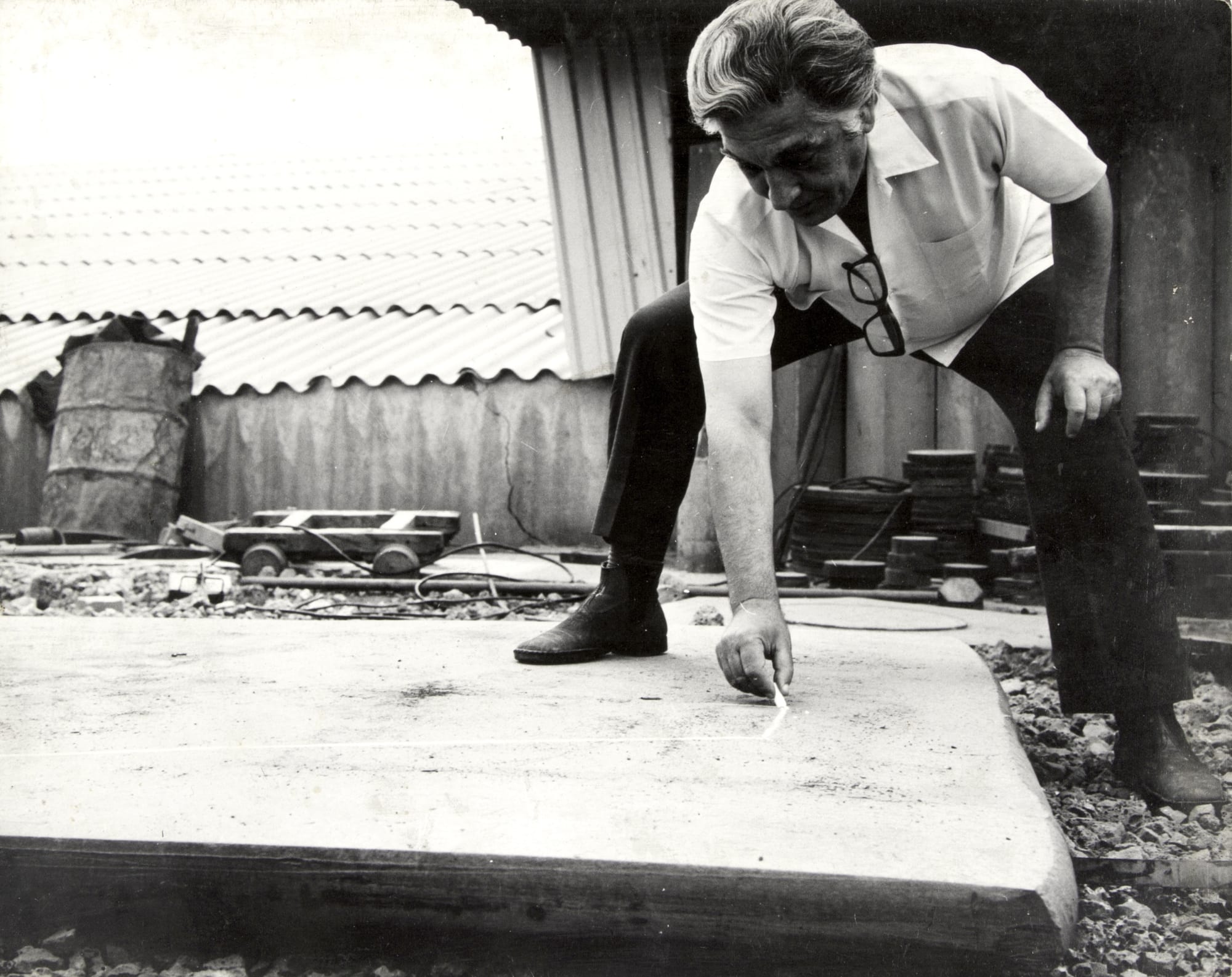 Amilcar de Castro esboçando escultura em chapa de metal em 1960.