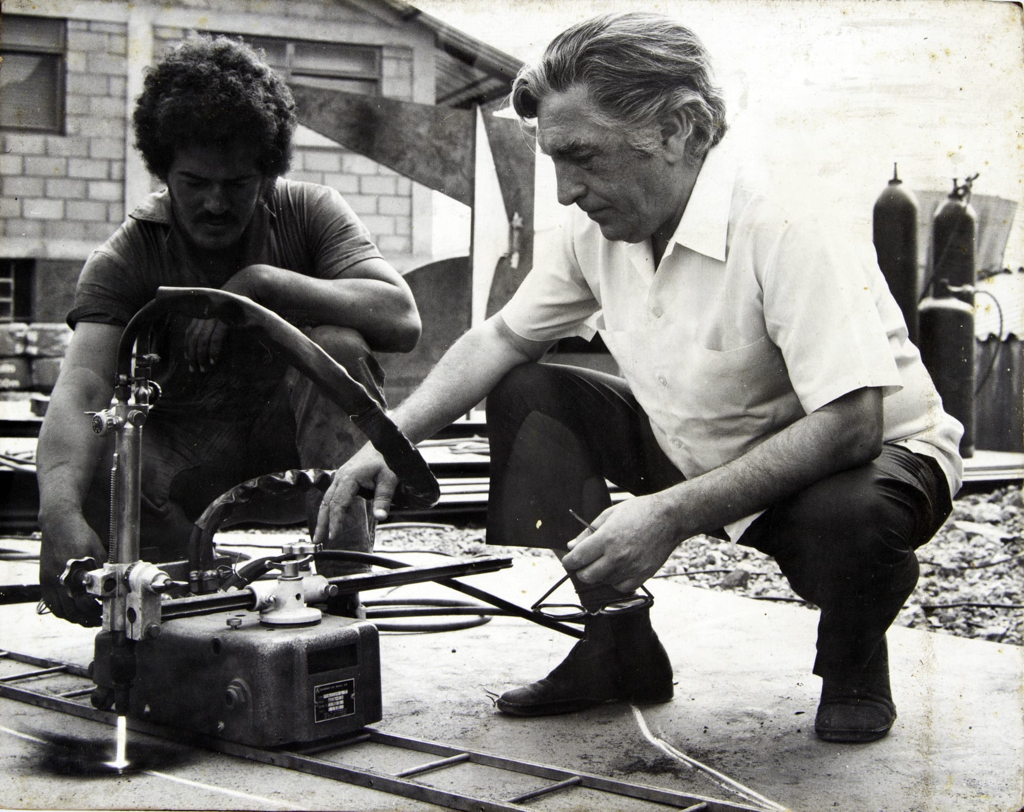 Amilcar de Castro recortando a chapa de metal em seu ateliê em 1960.