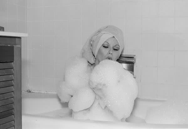 Zoe Crosher – Autoportrait