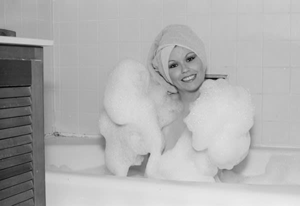 Zoe Crosher – Autoportrait