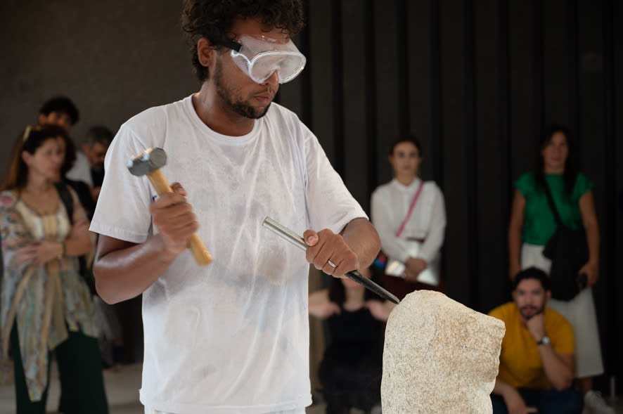 H É C T O R Z A M O R A "Platônicos", 2017/2023 performance e vídeo de registro | performance and documentation video dimensões variáveis | duração do vídeo: 7’32’’ variable dimensions | video duration: 7’32’’ ed 1/1 + 1 P.A. View more details