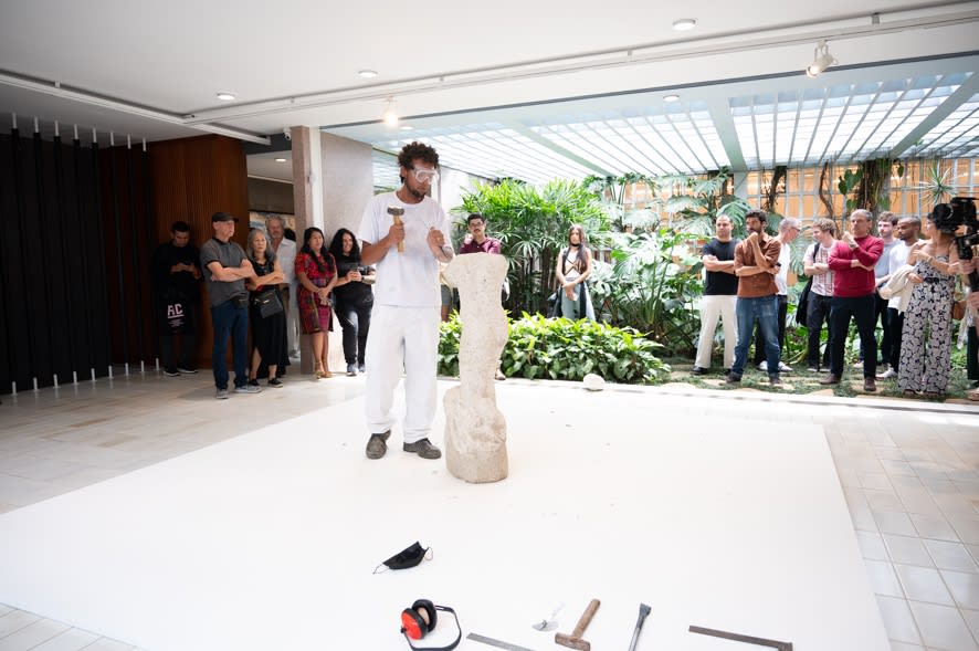 H É C T O R Z A M O R A "Platônicos", 2017/2023 performance e vídeo de registro | performance and documentation video dimensões variáveis | duração do vídeo: 7’32’’ variable dimensions | video duration: 7’32’’ ed 1/1 + 1 P.A. View more details