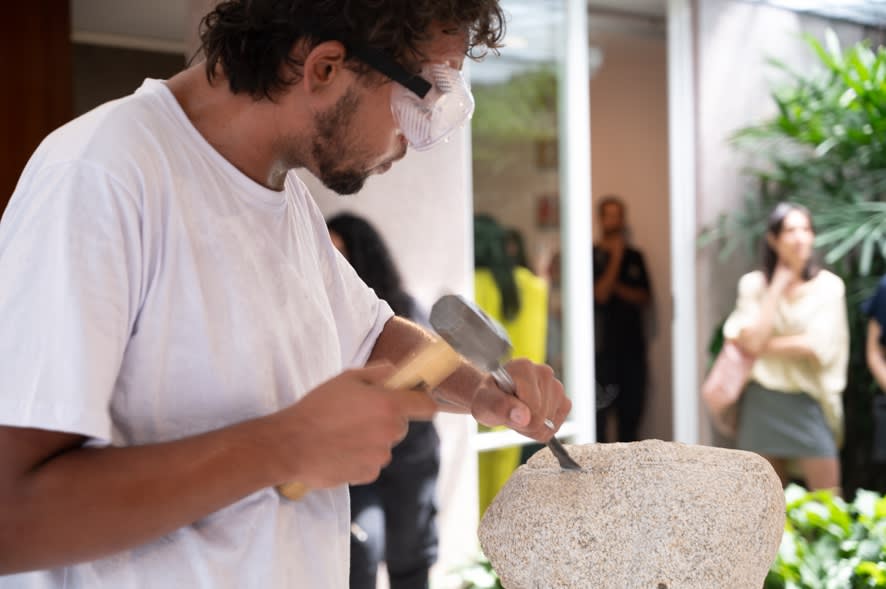 H É C T O R Z A M O R A "Platônicos", 2017/2023 performance e vídeo de registro | performance and documentation video dimensões variáveis | duração do vídeo: 7’32’’ variable dimensions | video duration: 7’32’’ ed 1/1 + 1 P.A. View more details