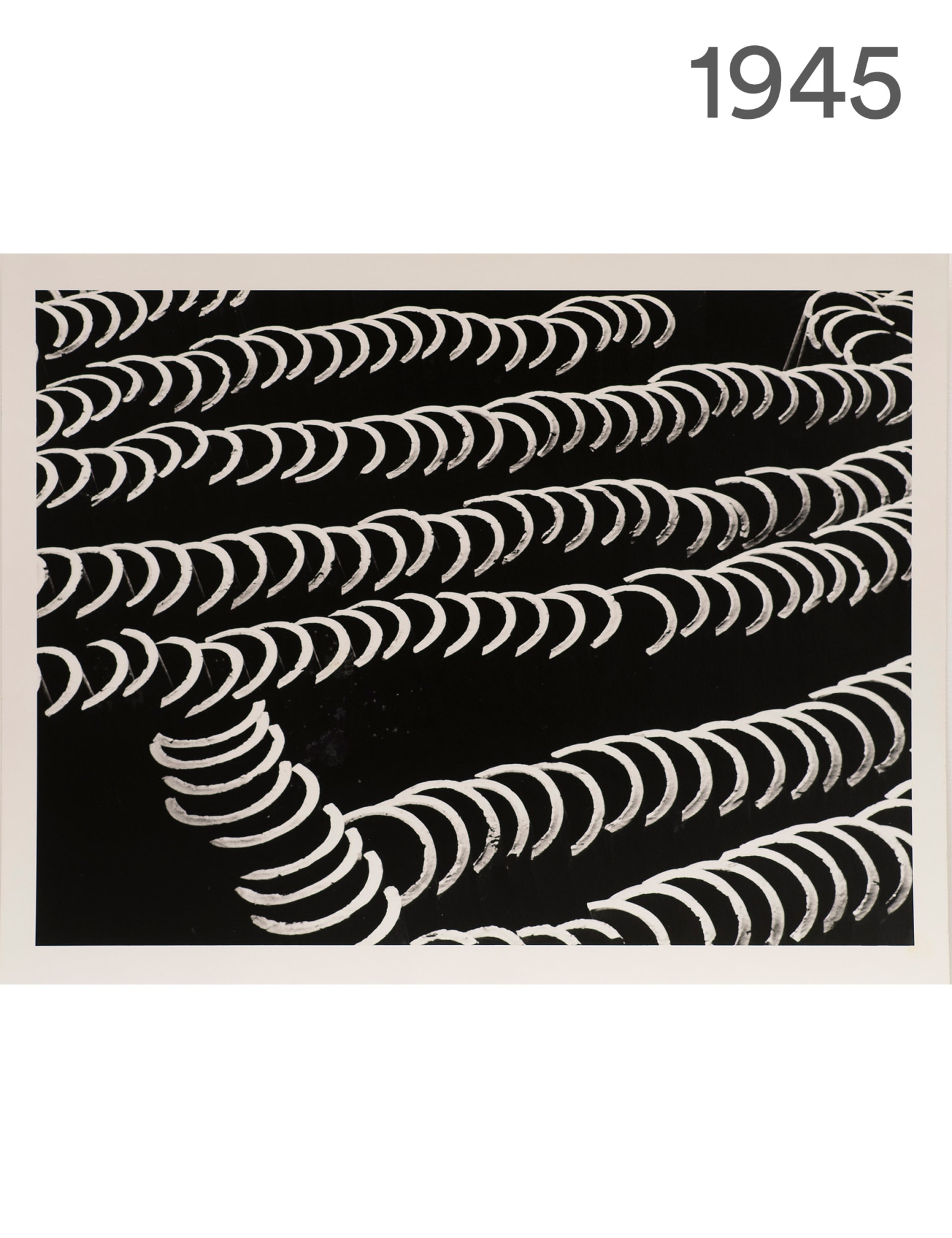 A partir de 1945, o Foto Cine Clube Bandeirante trabalha para promover a fotografia como uma modalidade artística. Artistas como Thomaz Farkas, Geraldo de Barros, Gaspar Gasparian e German Lorca exploram os enquadramentos inusitados, composições geométricas, jogos de luz e sombra e experimentos em laboratório, mudando para sempre os parâmetros de percepção em fotografia e dando início à "fase moderna". As fotos de Thomaz Farkas não são apenas testemunhos históricos, mas também dessas transformações.