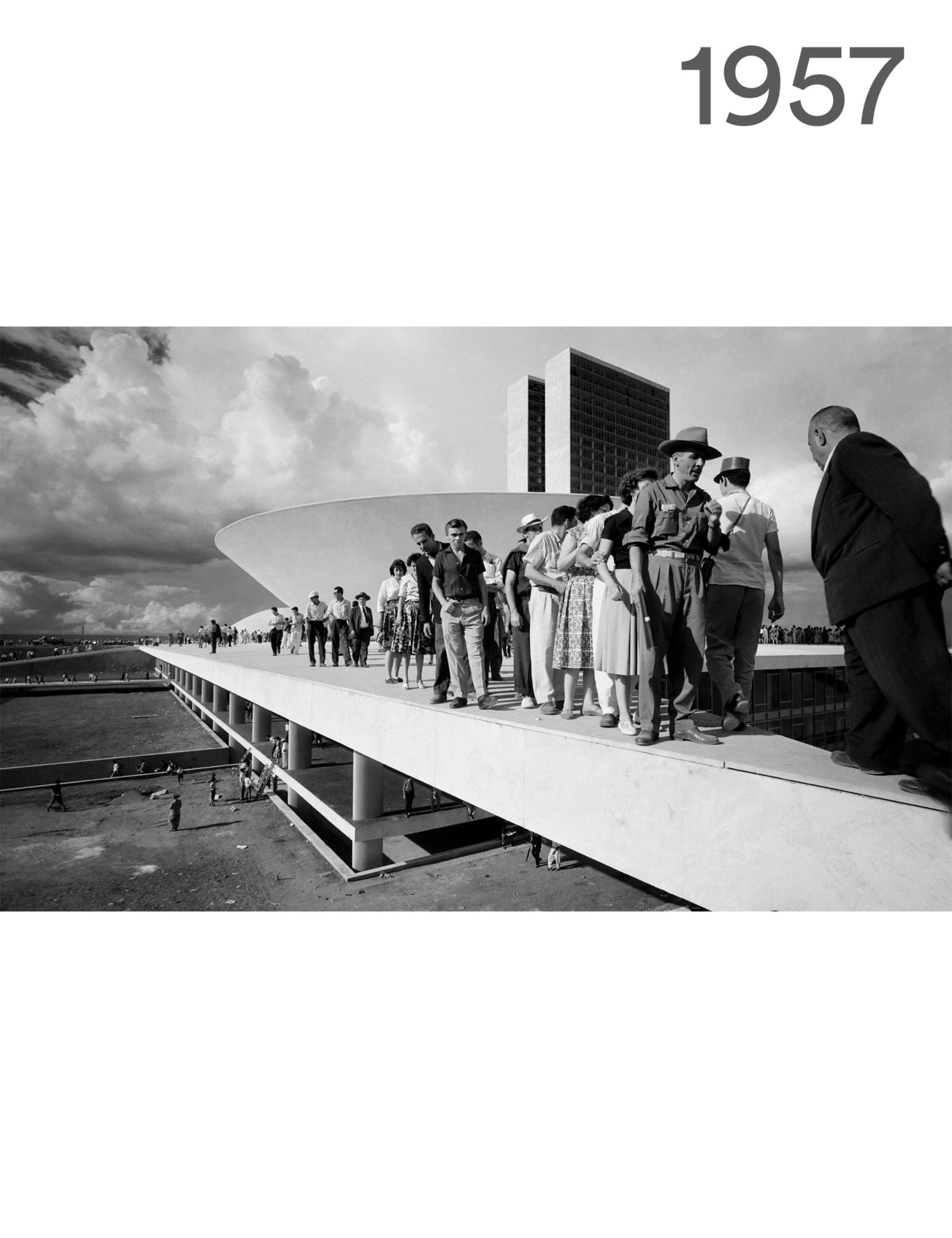 De 1957 a 1960, vivencia e registra o marco histórico da construção e inauguração de Brasília.