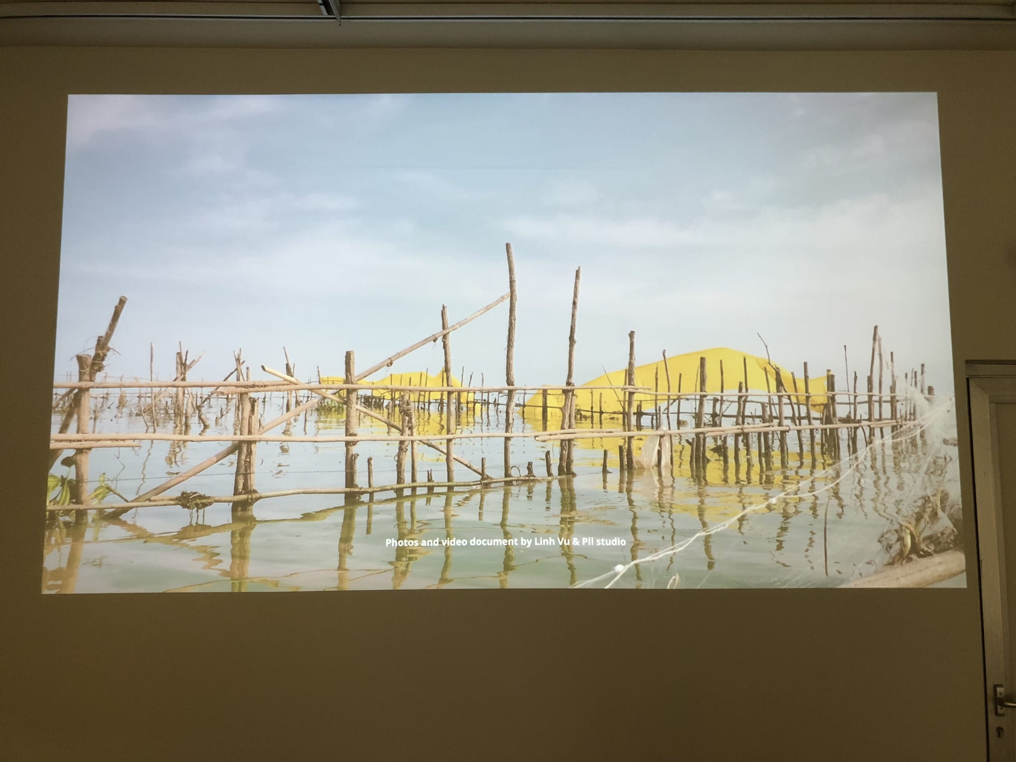 Pluriversal Worlds in a Grain of Sand