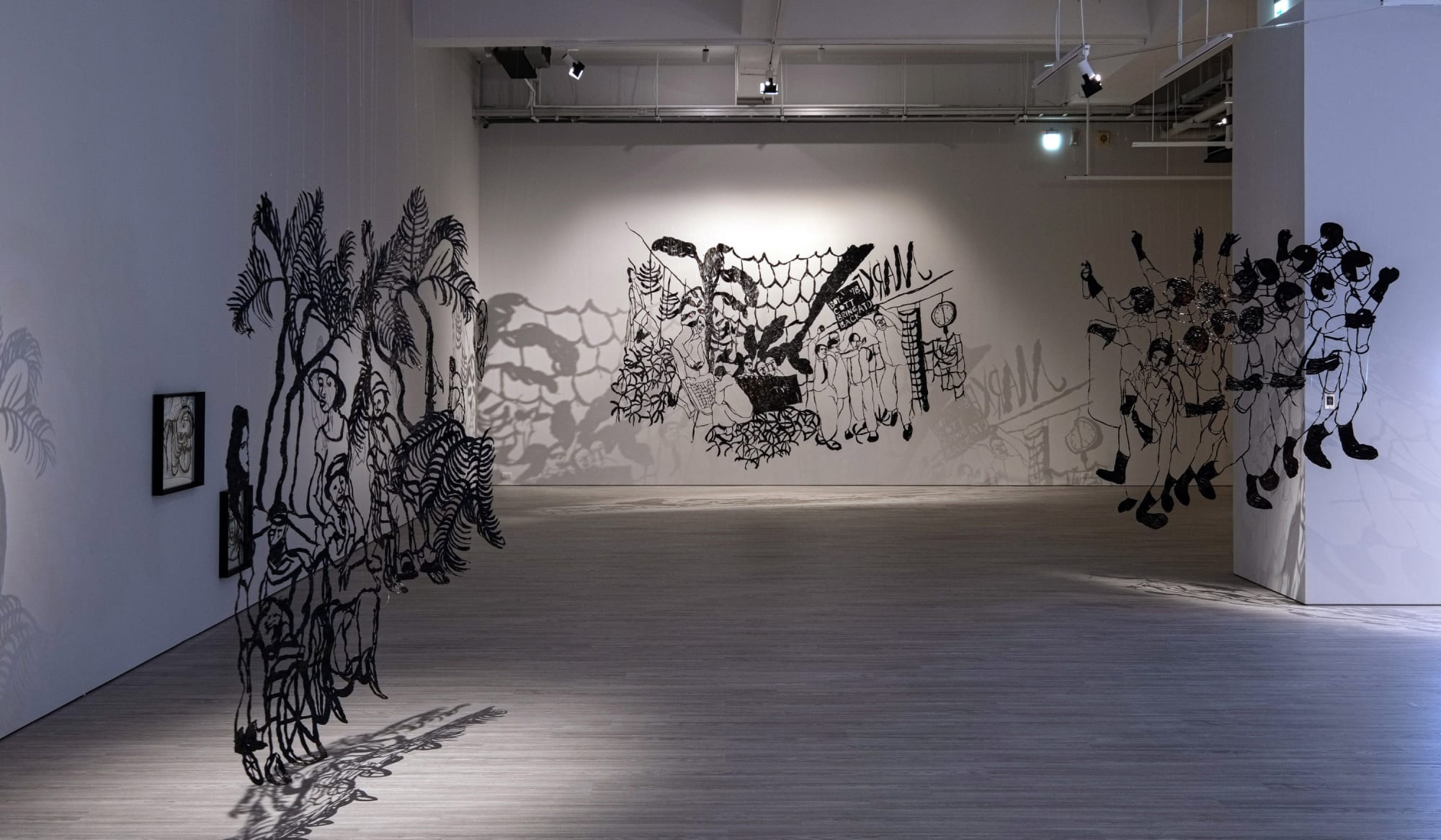 「⿊ · ⾦ · ⽩ 」羅懿君個展