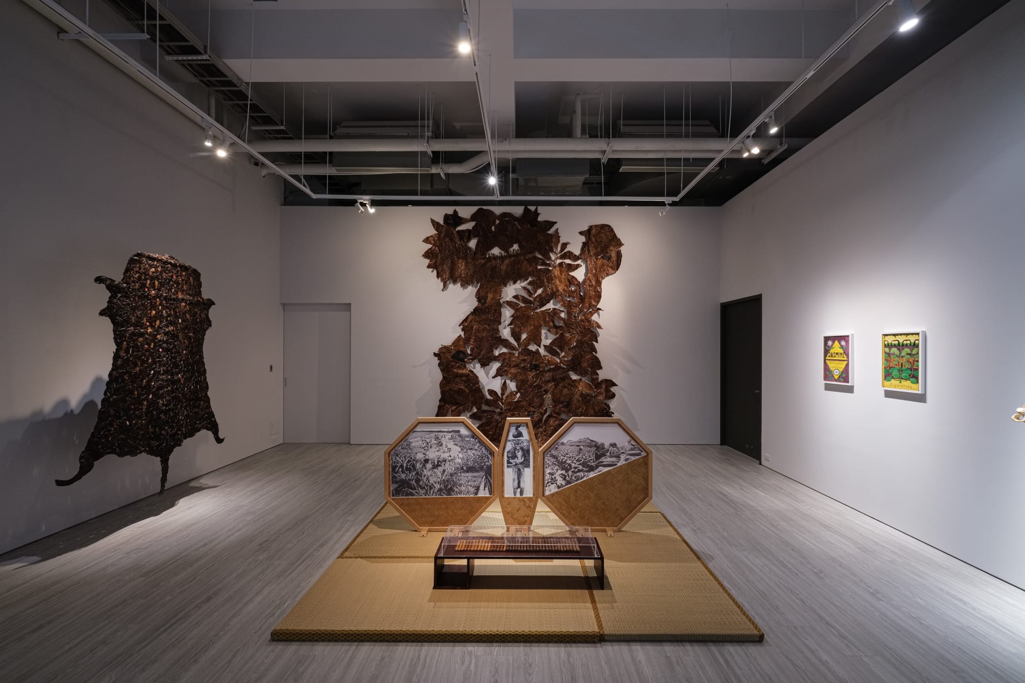 Lo Yi-Chun: Black · Gold · White