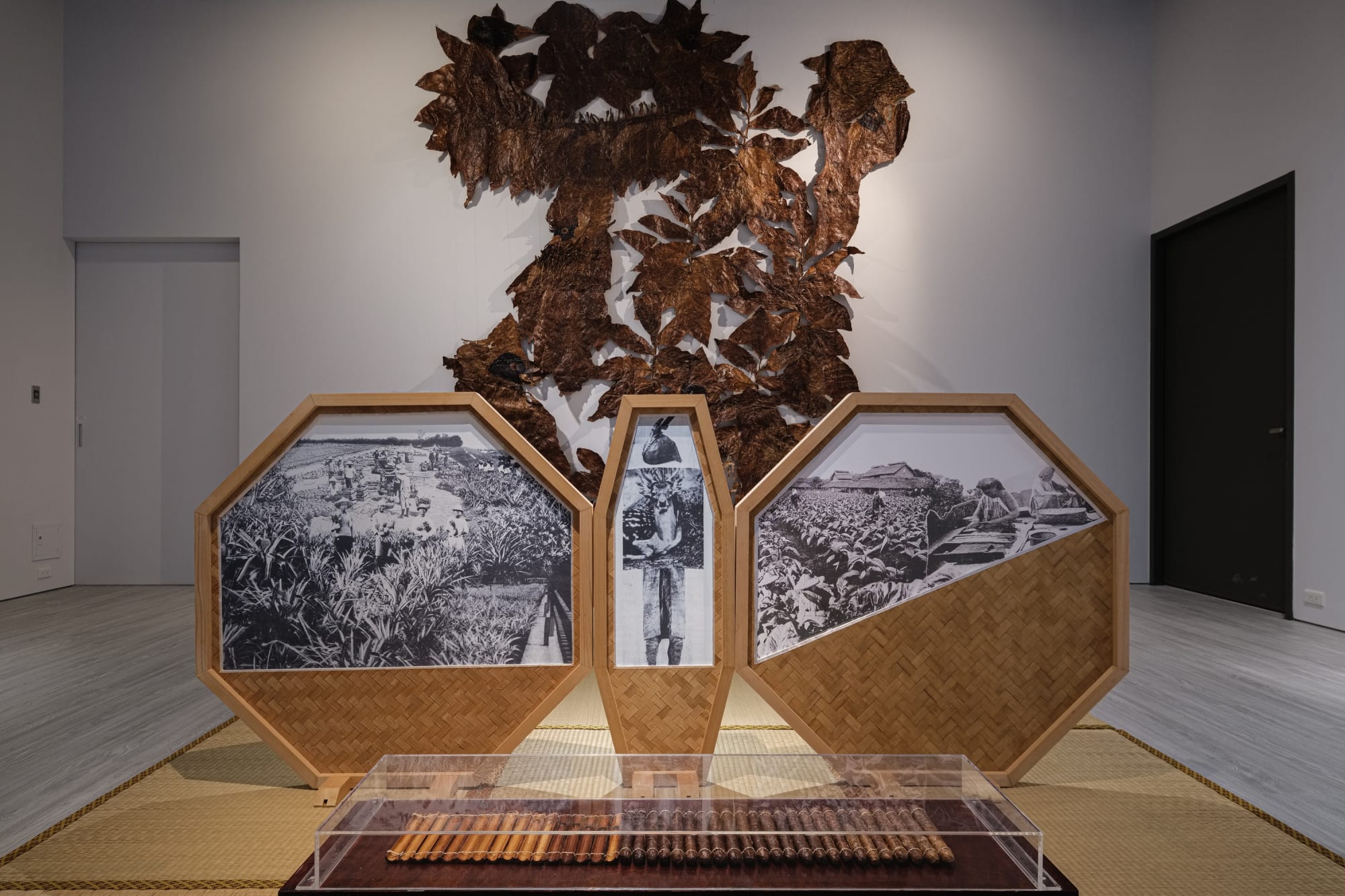 Lo Yi-Chun: Black · Gold · White