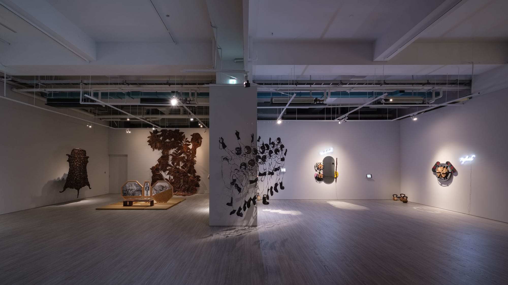 Lo Yi-Chun: Black · Gold · White