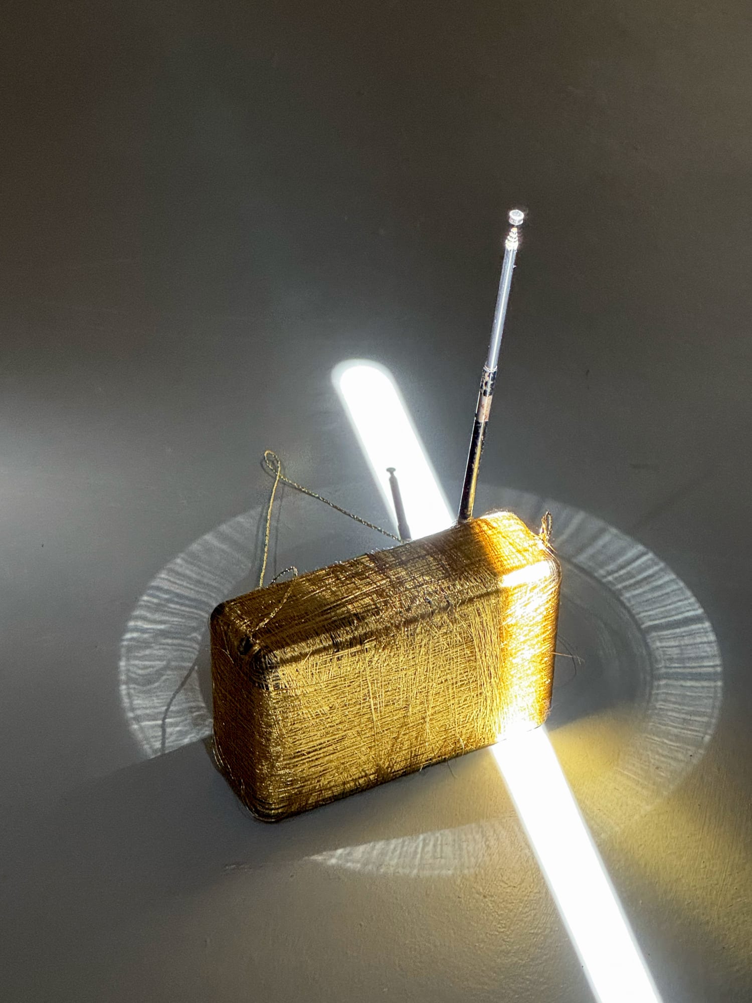 Than Para Series Old radio with sound and golden thread 2025