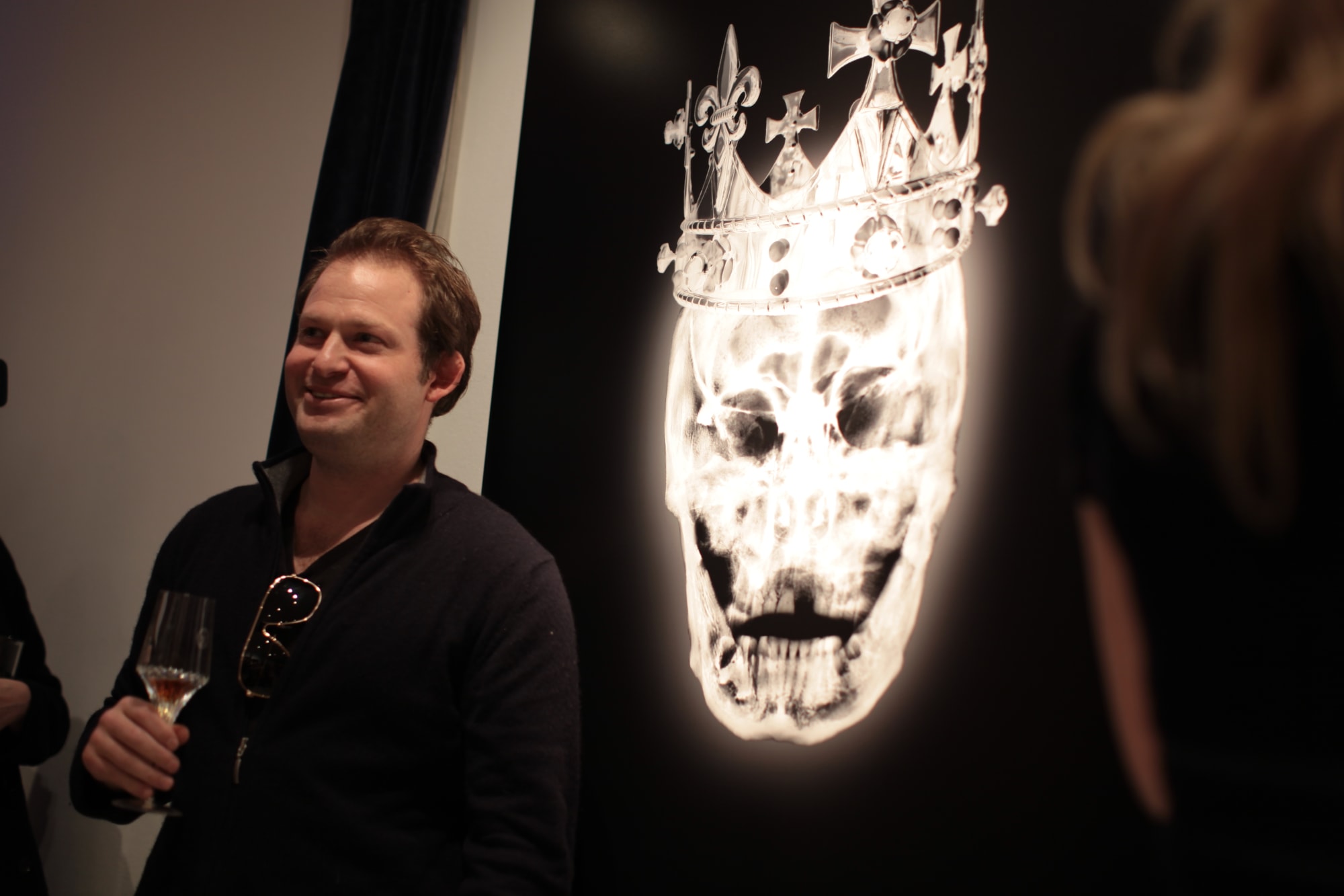 Alexander de Cadenet in front of skull at exhibition opening
