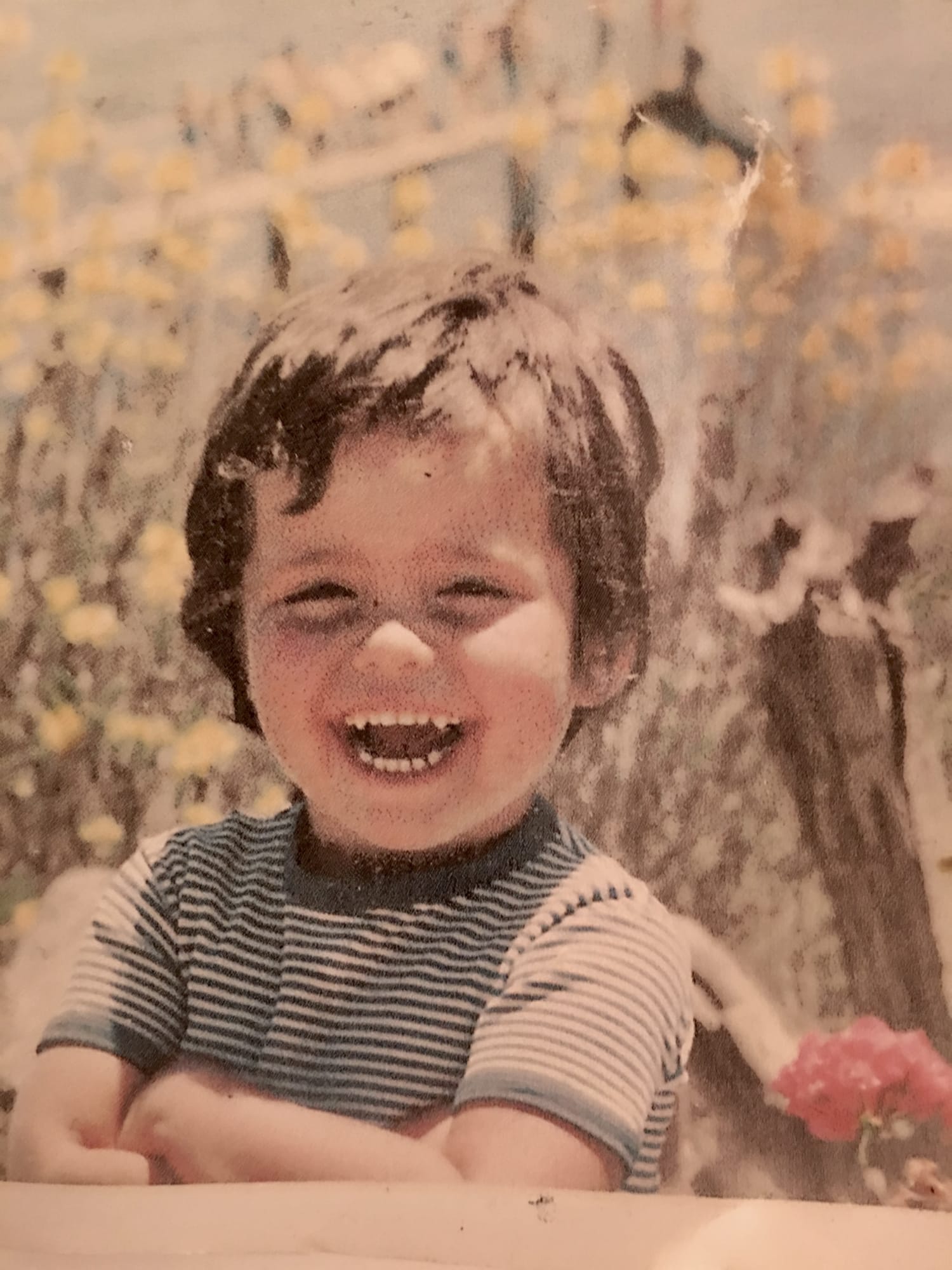 When I was 4 years old, I felt pure happiness contemplating the sea in Algarrobo, Chile. The rhythm of the waves, the salty breeze, and the vast horizon gave me a sense of peace that I could never quite put into words, but I knew even then that the beach was where I felt most at home. Alongside it, painting became my way of capturing the beauty of the world around me. Those early moments shaped my passions, and they still do today.