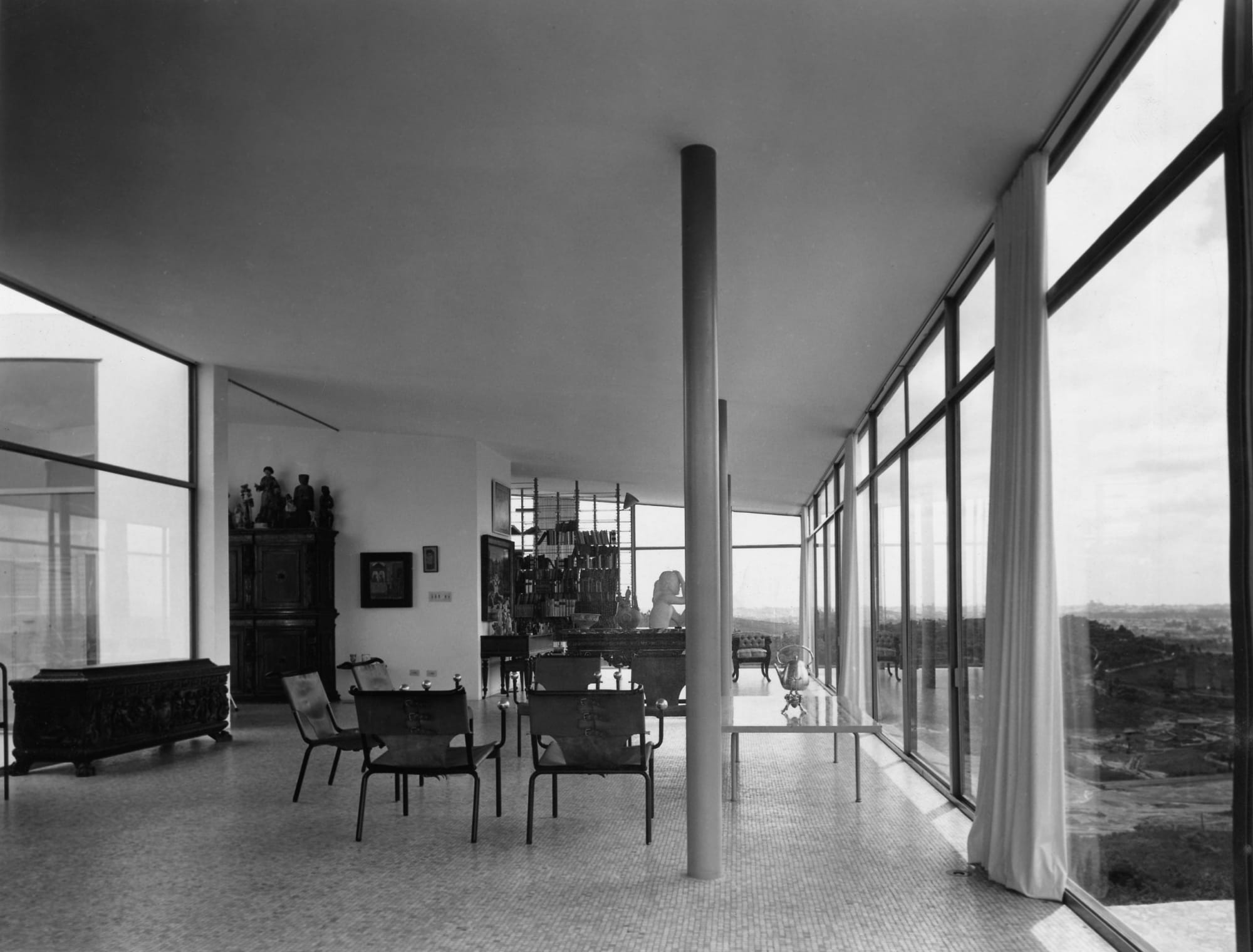 Interior of the main hall of the Glass House. Photo: Instituto Bardi.