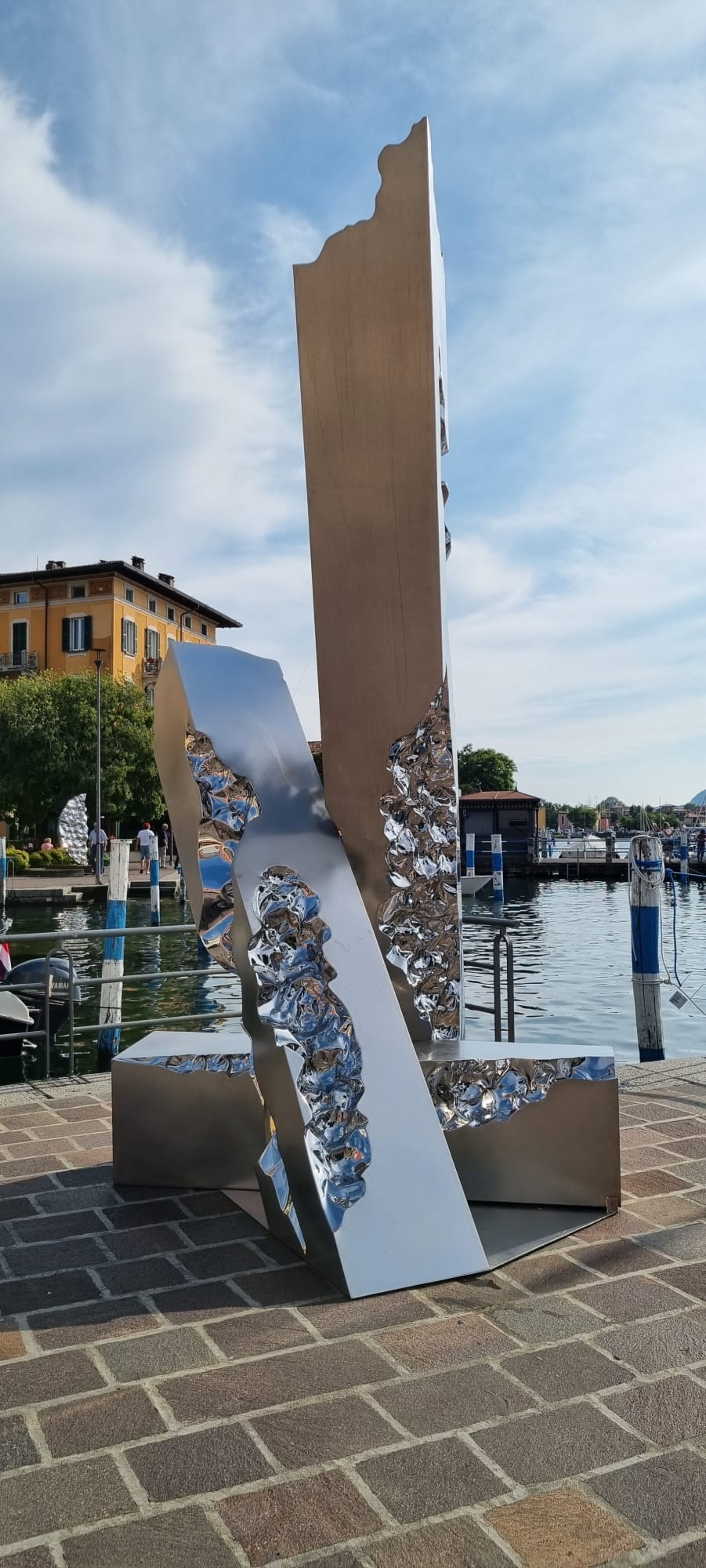 ACQUARIATERRAFUOCO. L'Opera di Helidon Xhixha sul lago d'Iseo