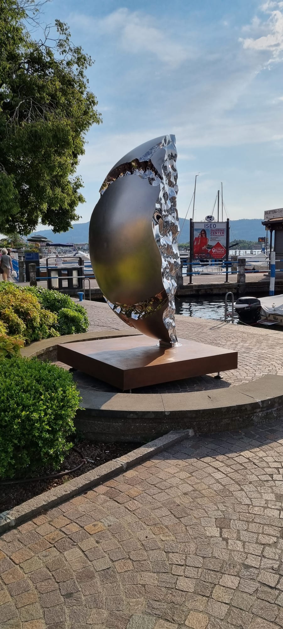 ACQUARIATERRAFUOCO. L'Opera di Helidon Xhixha sul lago d'Iseo