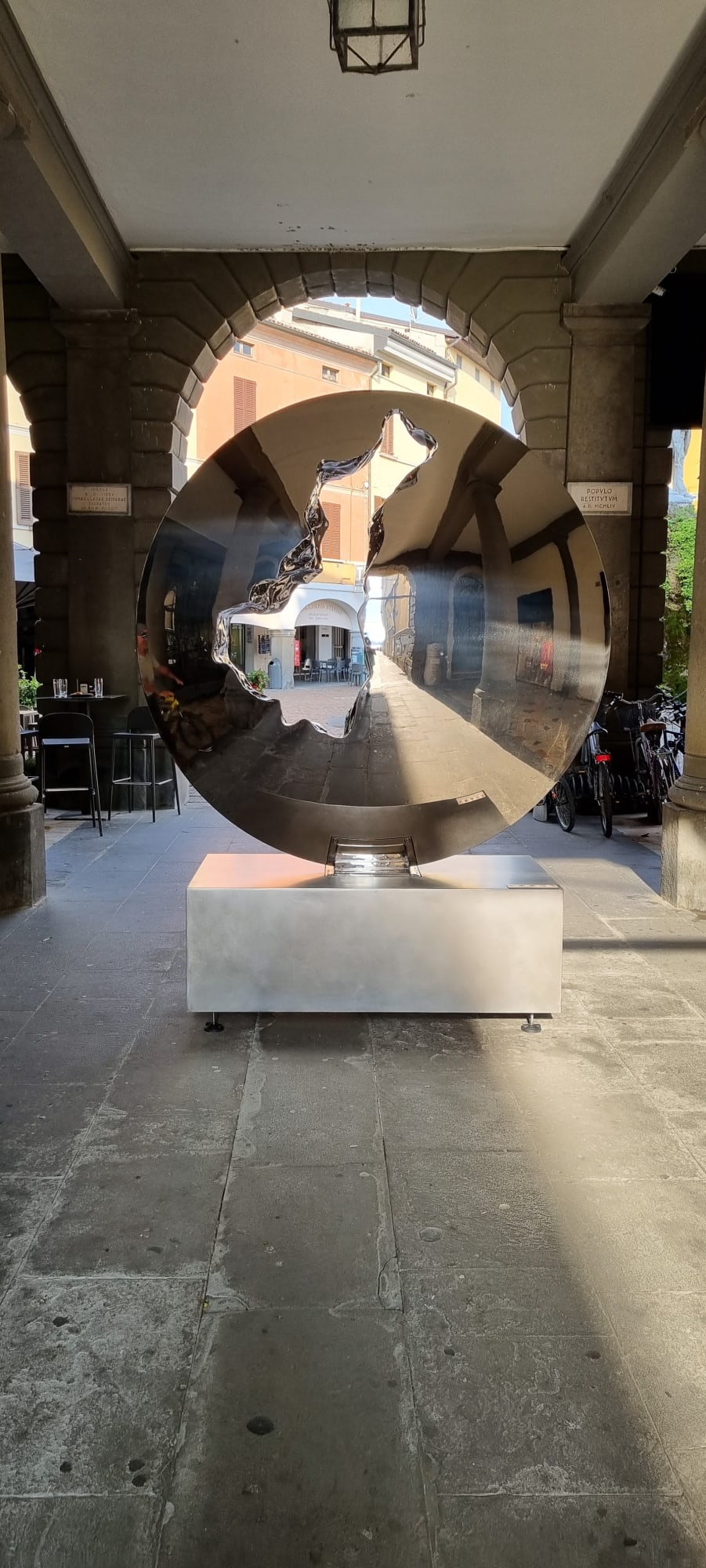 ACQUARIATERRAFUOCO. L'Opera di Helidon Xhixha sul lago d'Iseo