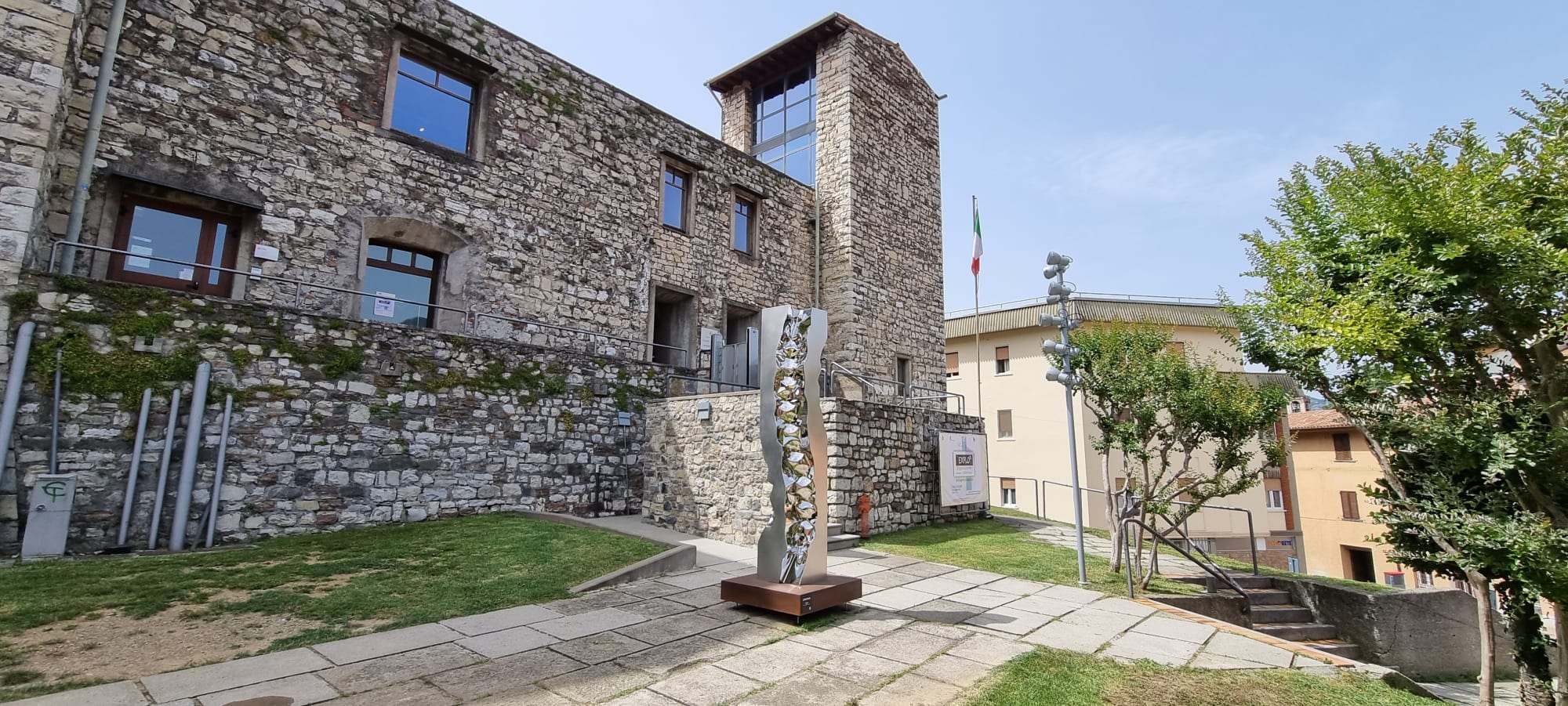 ACQUARIATERRAFUOCO. L'Opera di Helidon Xhixha sul lago d'Iseo