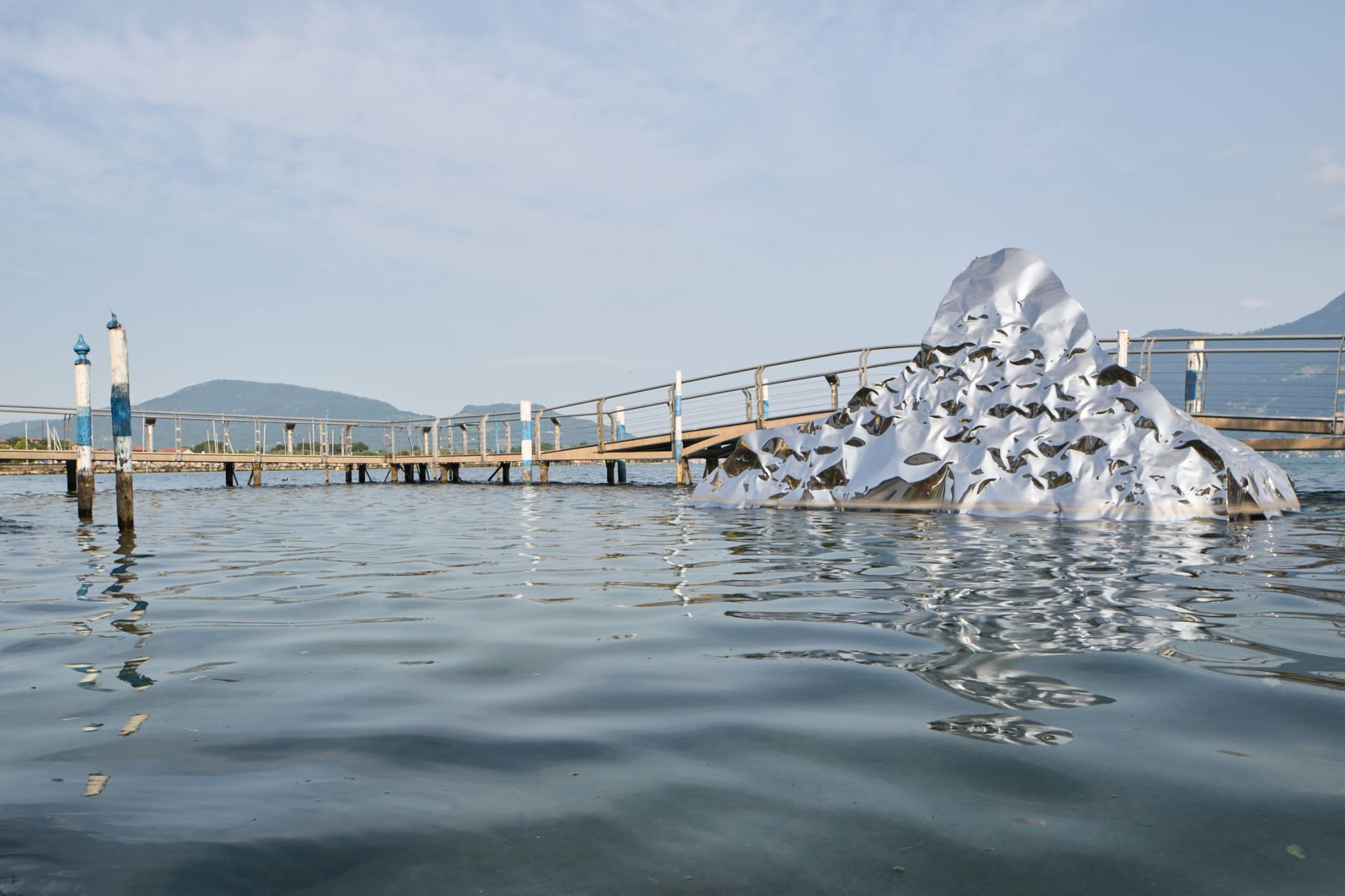 ACQUARIATERRAFUOCO. L'Opera di Helidon Xhixha sul lago d'Iseo