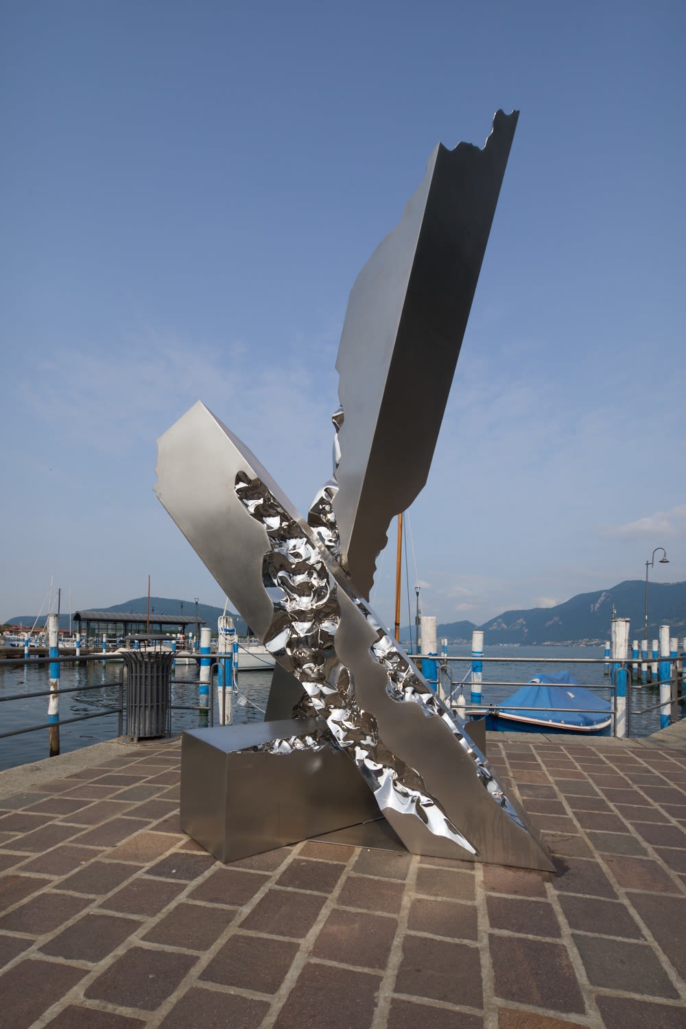 ACQUARIATERRAFUOCO. L'Opera di Helidon Xhixha sul lago d'Iseo