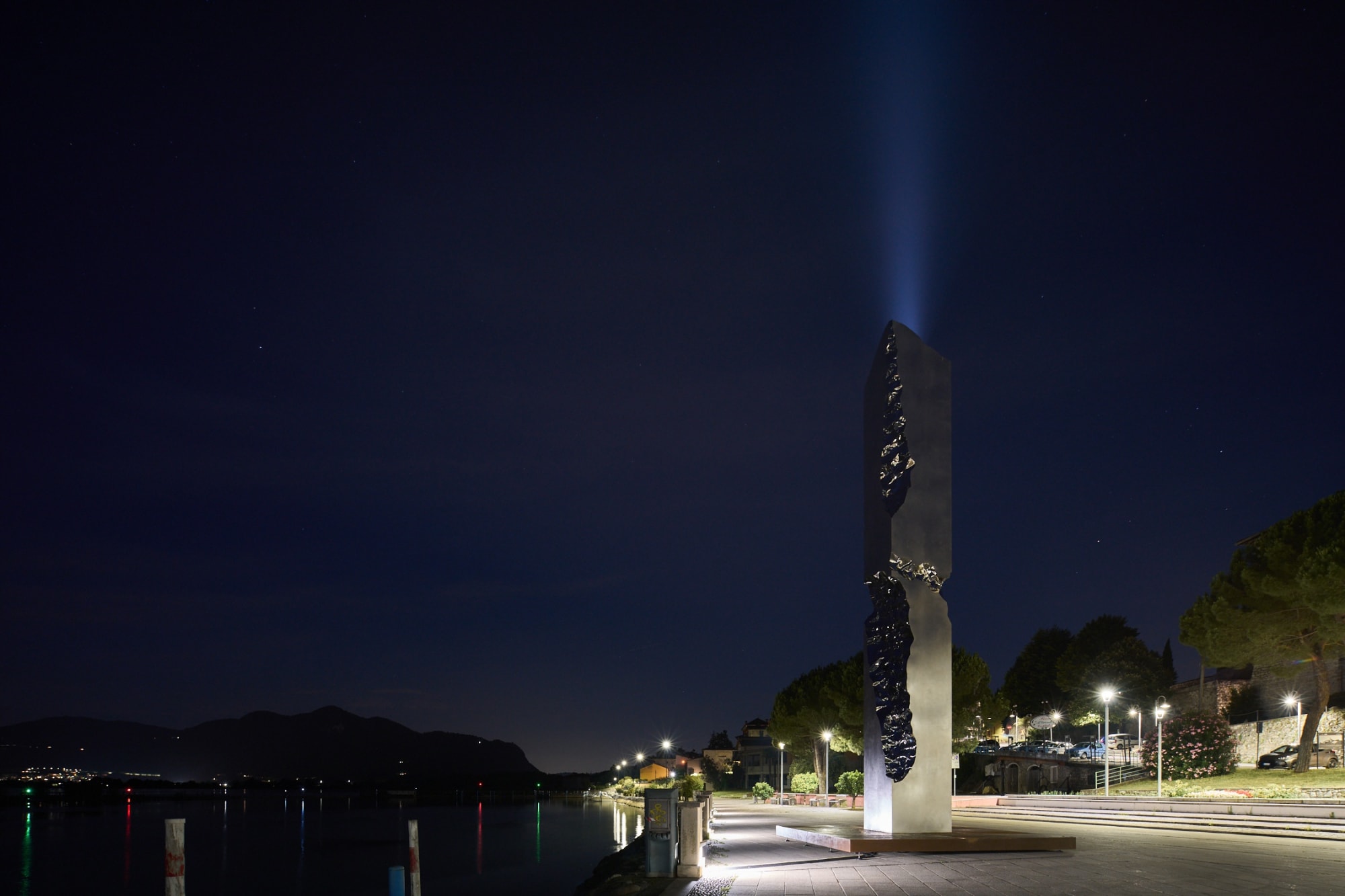 ACQUARIATERRAFUOCO. L'Opera di Helidon Xhixha sul lago d'Iseo