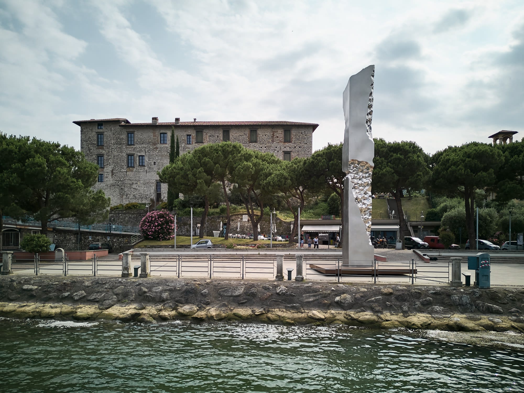 ACQUARIATERRAFUOCO. L'Opera di Helidon Xhixha sul lago d'Iseo