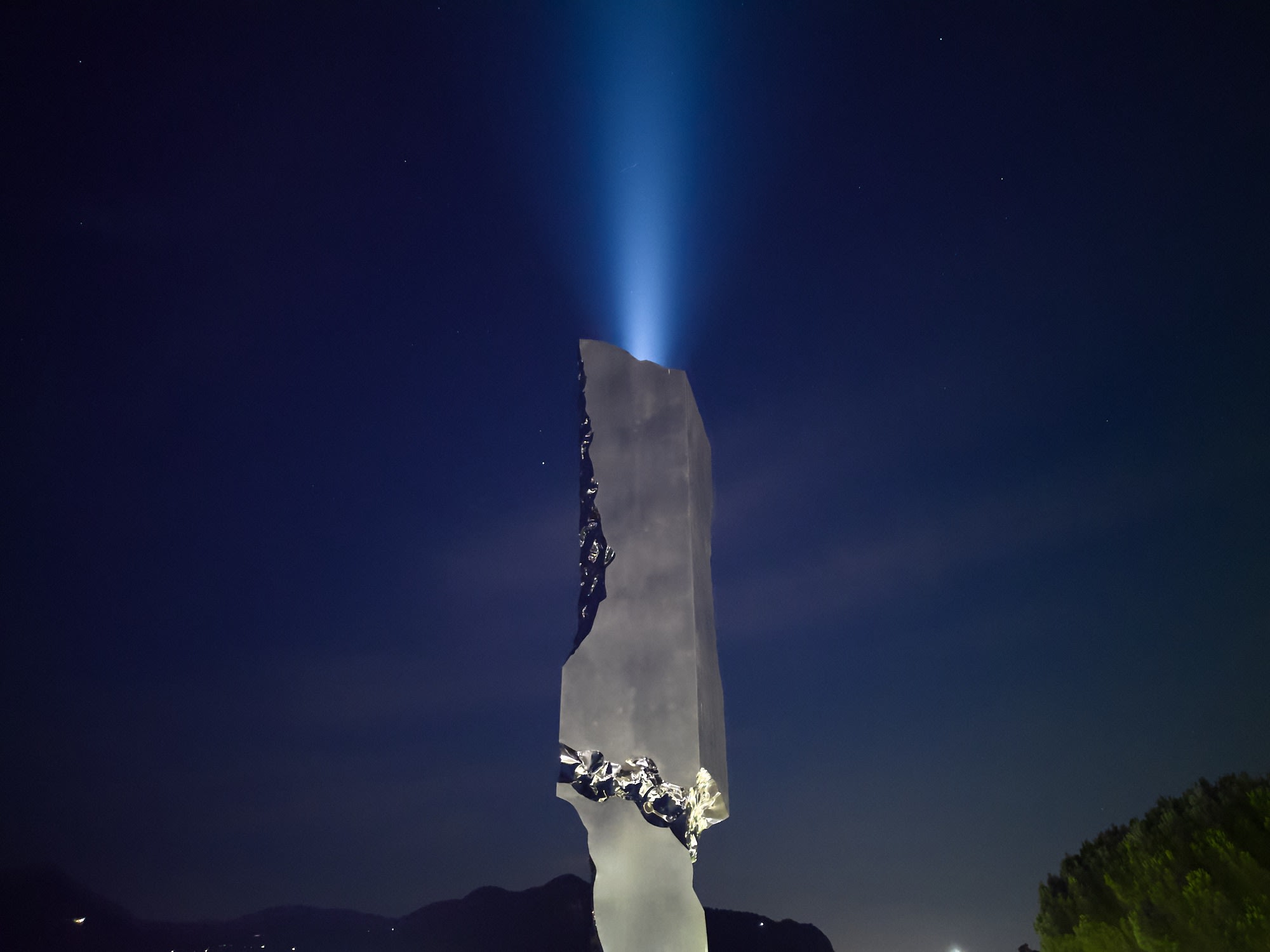 ACQUARIATERRAFUOCO. L'Opera di Helidon Xhixha sul lago d'Iseo