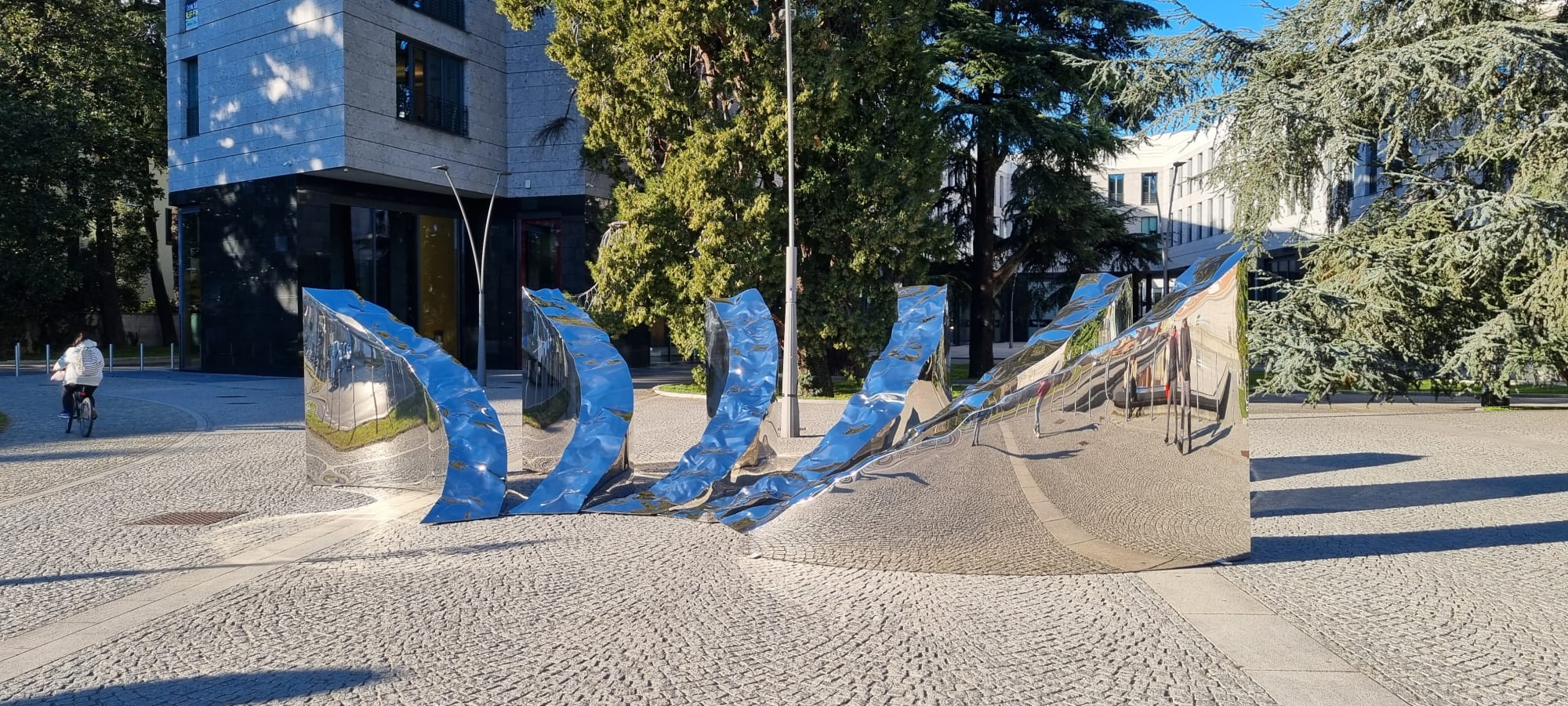 Legnano, sublimi distorsioni riflesse.