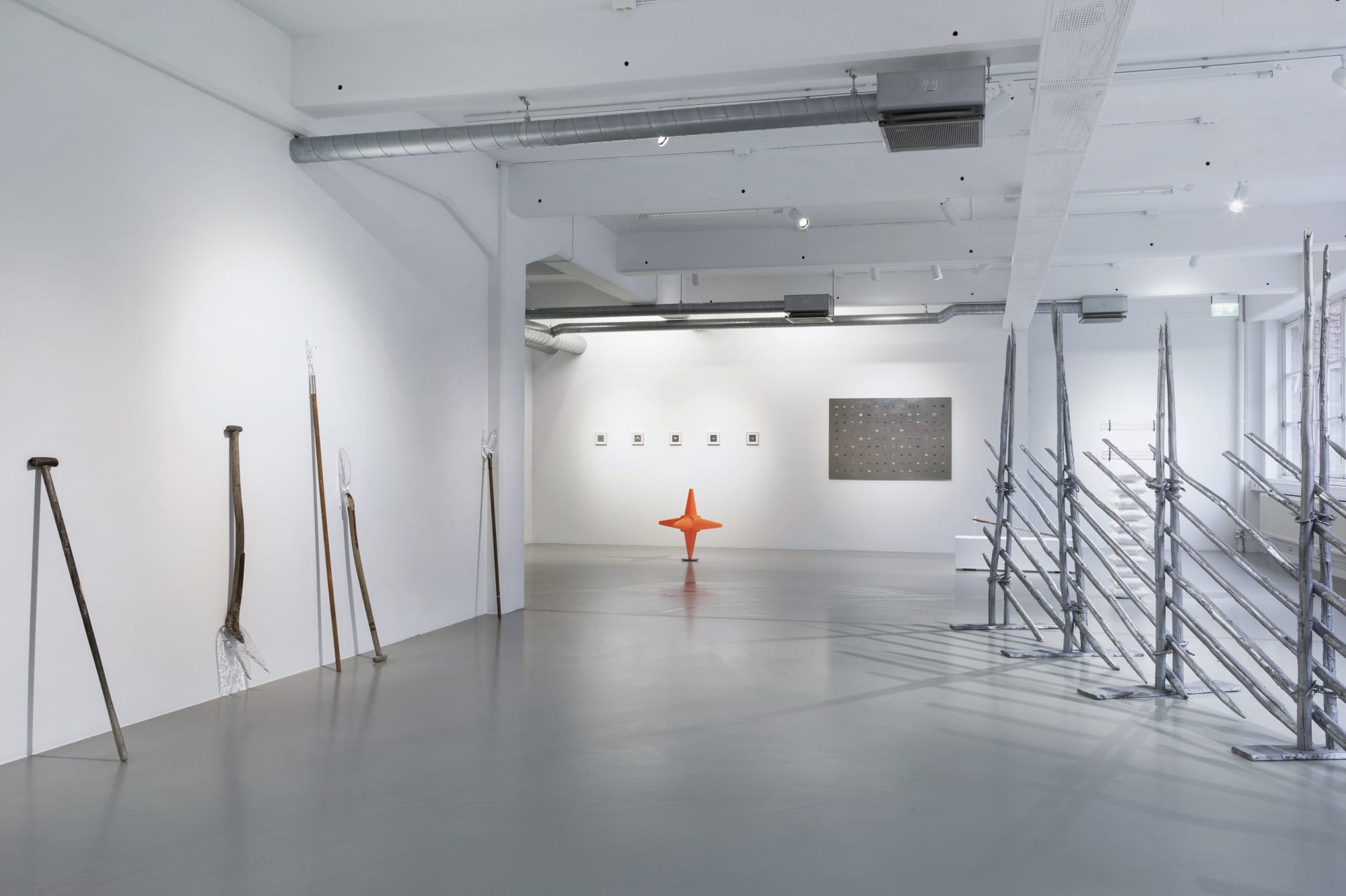 Installation view, Isa Andersson, Vatten finns i skopan bakom dörrn, 2024, Galleri Duerr. Photo: Giulia Cairone.