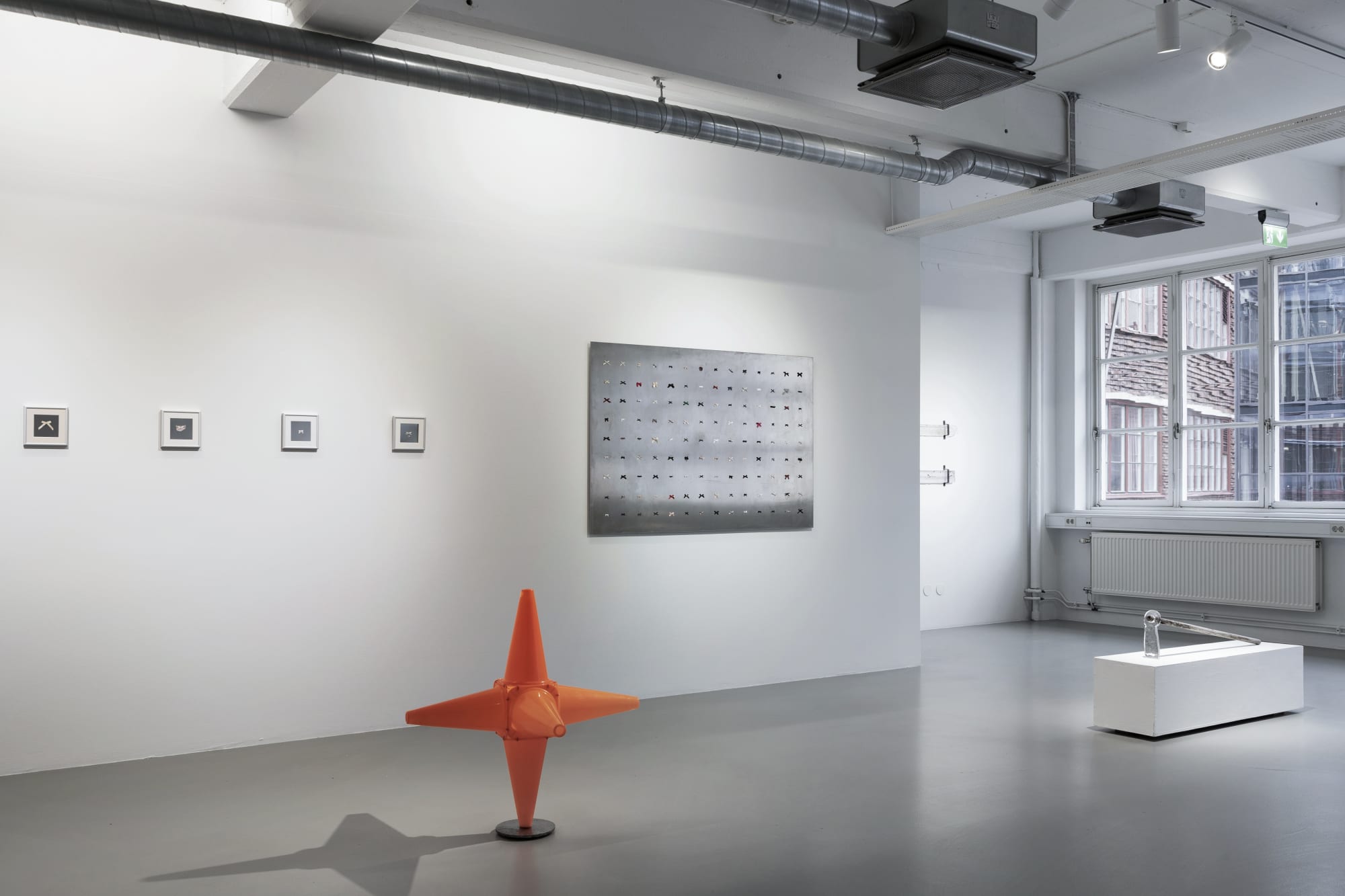 Installation view, Isa Andersson, Vatten finns i skopan bakom dörrn, 2024, Galleri Duerr. Photo: Giulia Cairone.