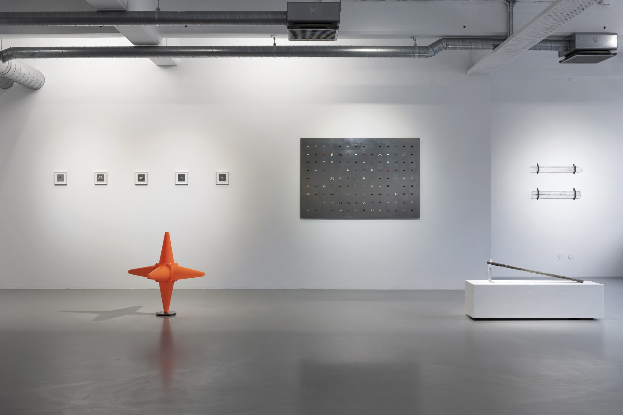 Installation view, Isa Andersson, Vatten finns i skopan bakom dörrn, 2024, Galleri Duerr. Photo: Giulia Cairone.