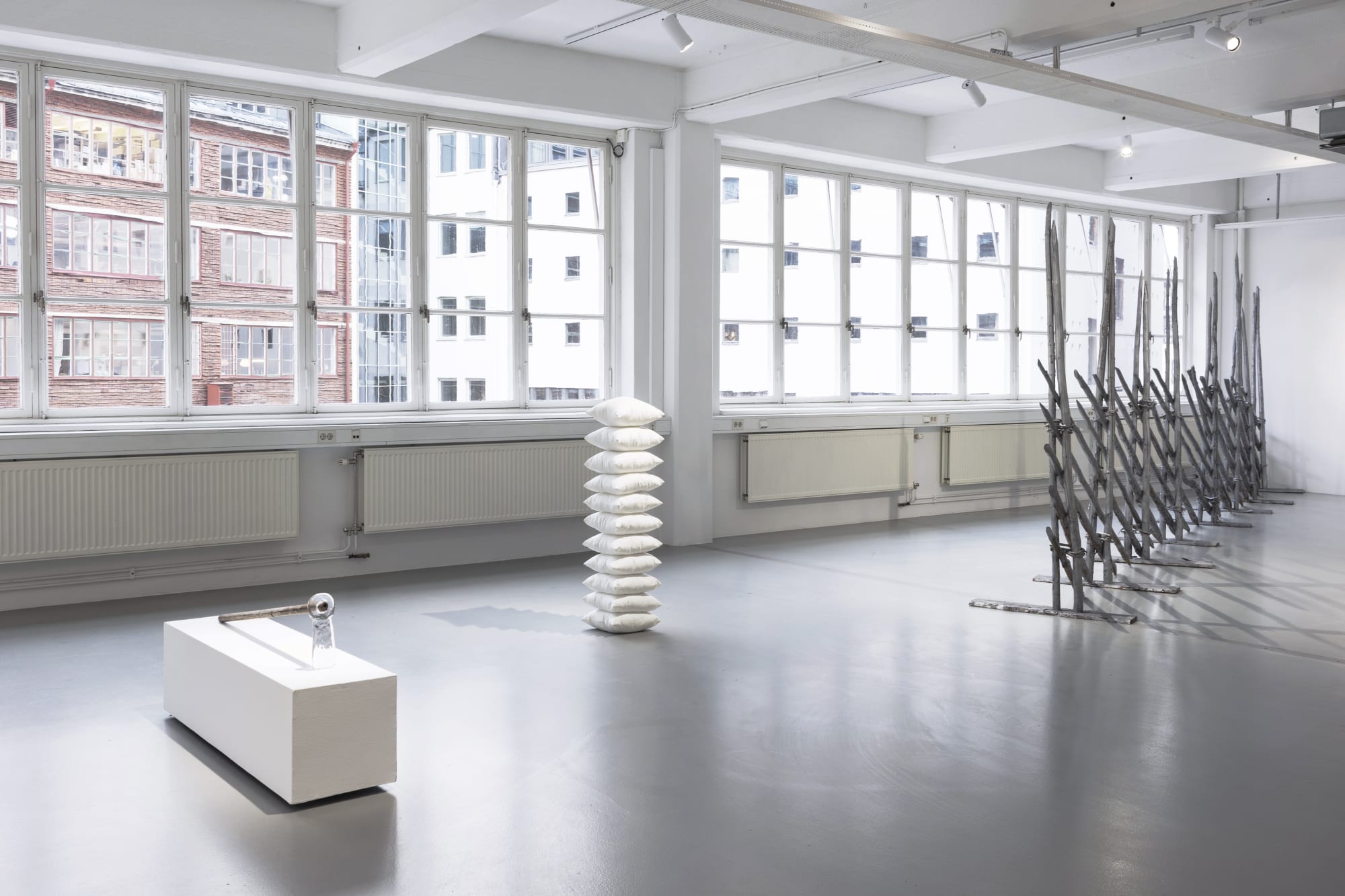 Installation view, Isa Andersson, Vatten finns i skopan bakom dörrn, 2024, Galleri Duerr. Photo: Giulia Cairone.