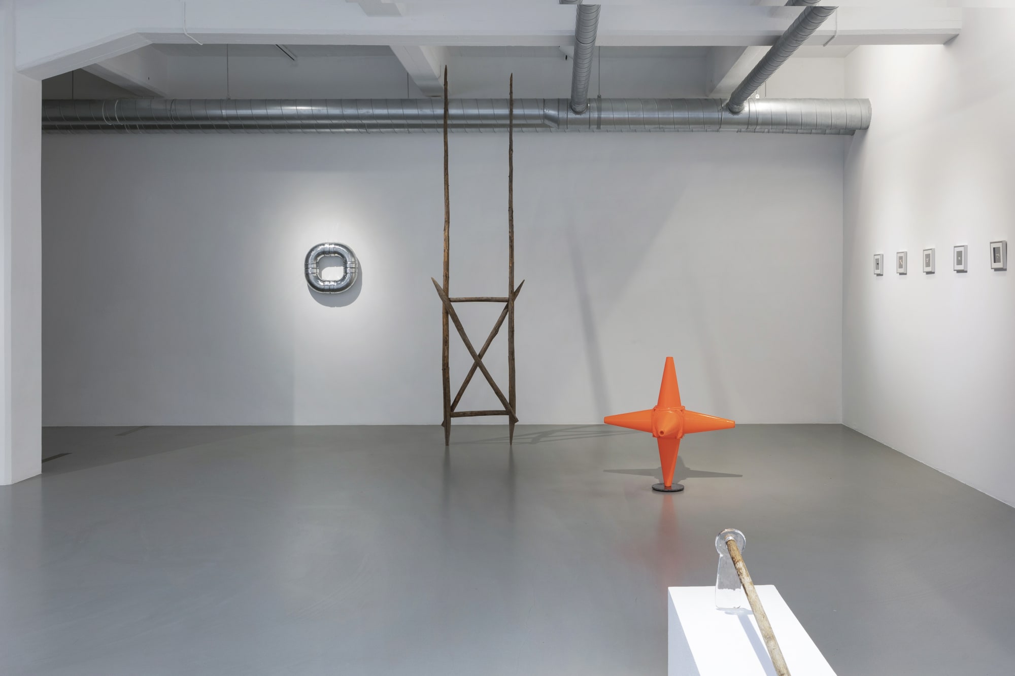 Installation view, Isa Andersson, Vatten finns i skopan bakom dörrn, 2024, Galleri Duerr. Photo: Giulia Cairone.