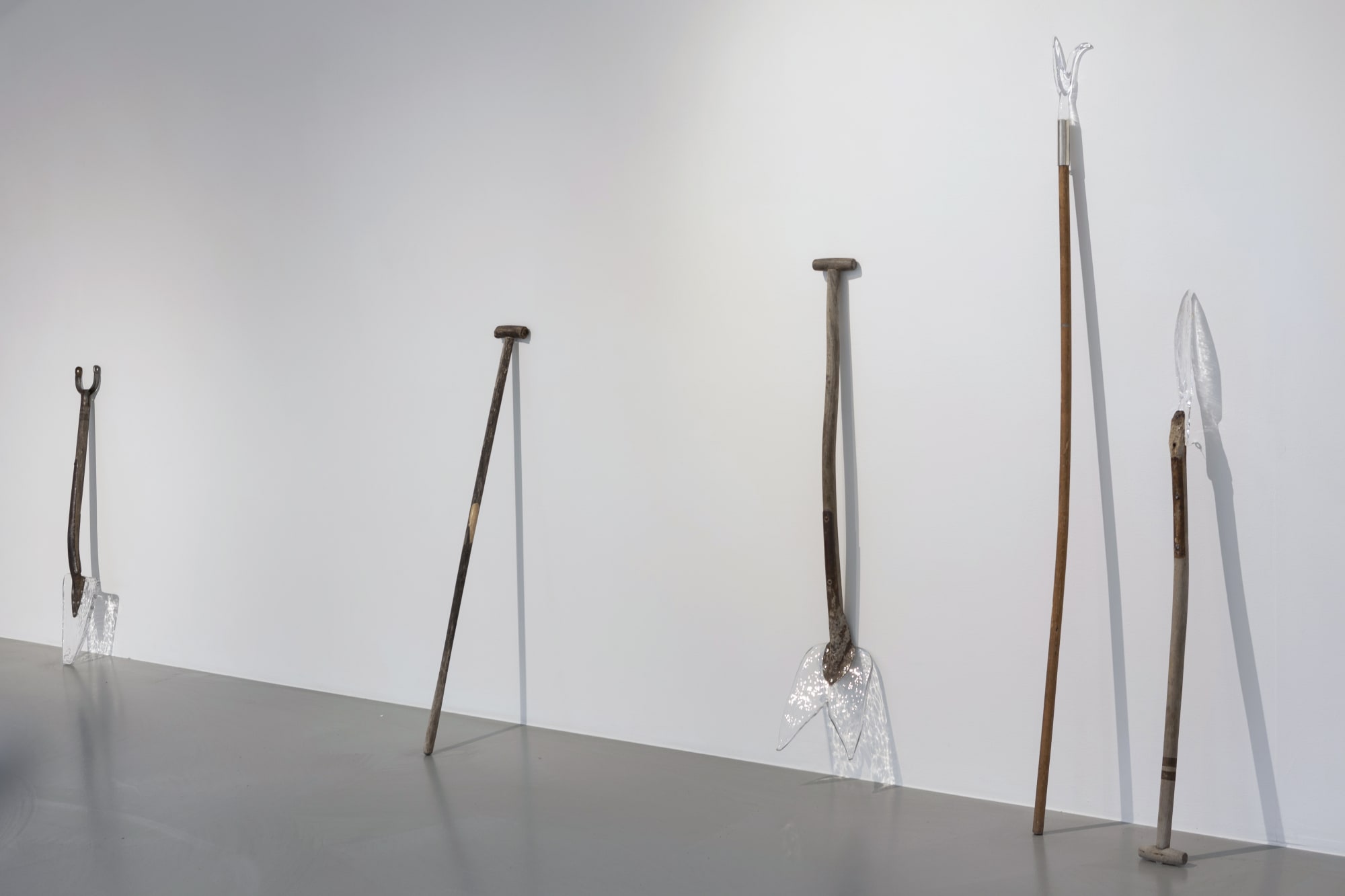 Installation view, Isa Andersson, Vatten finns i skopan bakom dörrn, 2024, Galleri Duerr. Photo: Giulia Cairone.