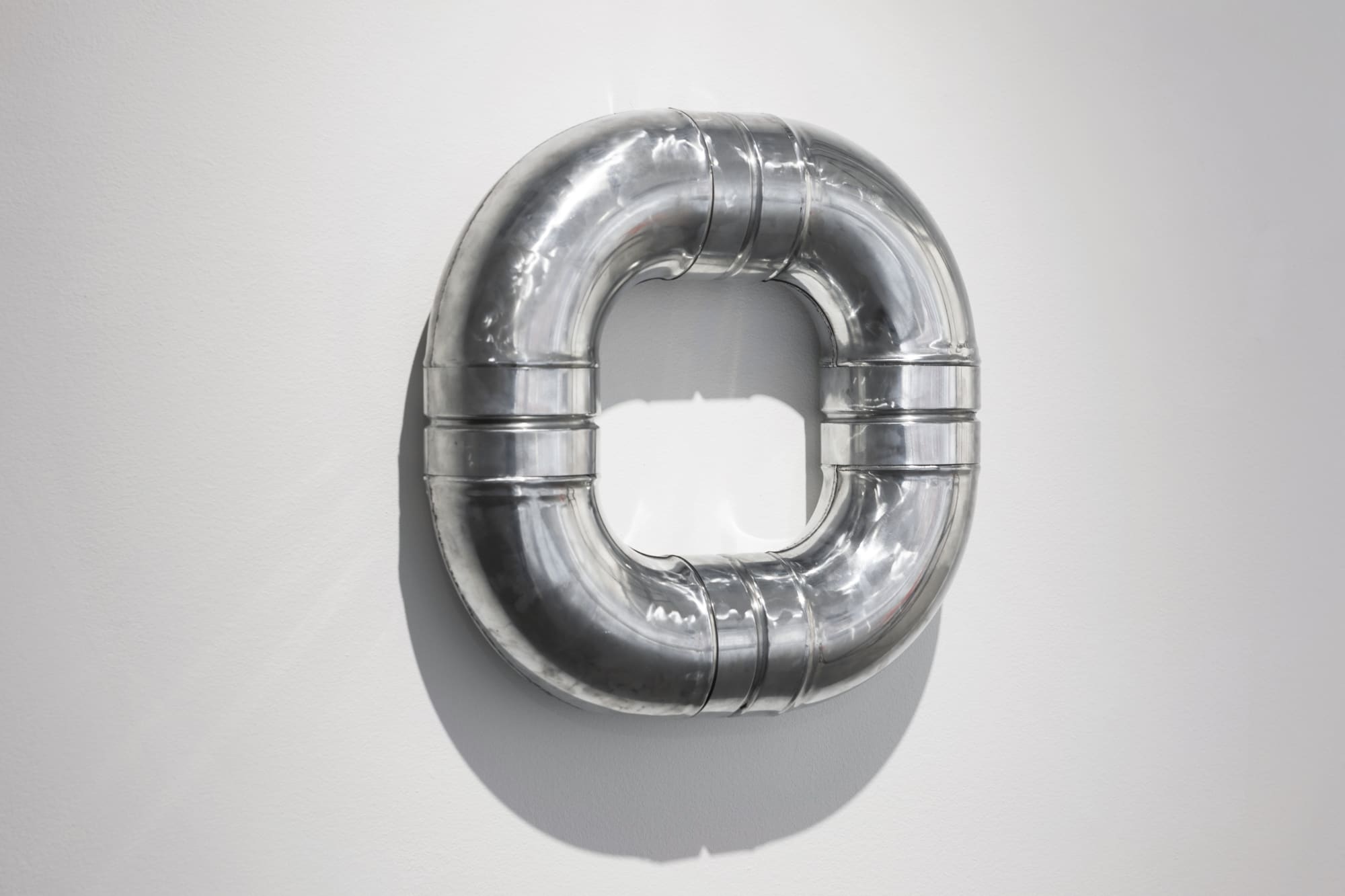 Installation view, Isa Andersson, Vatten finns i skopan bakom dörrn, 2024, Galleri Duerr. Photo: Giulia Cairone.