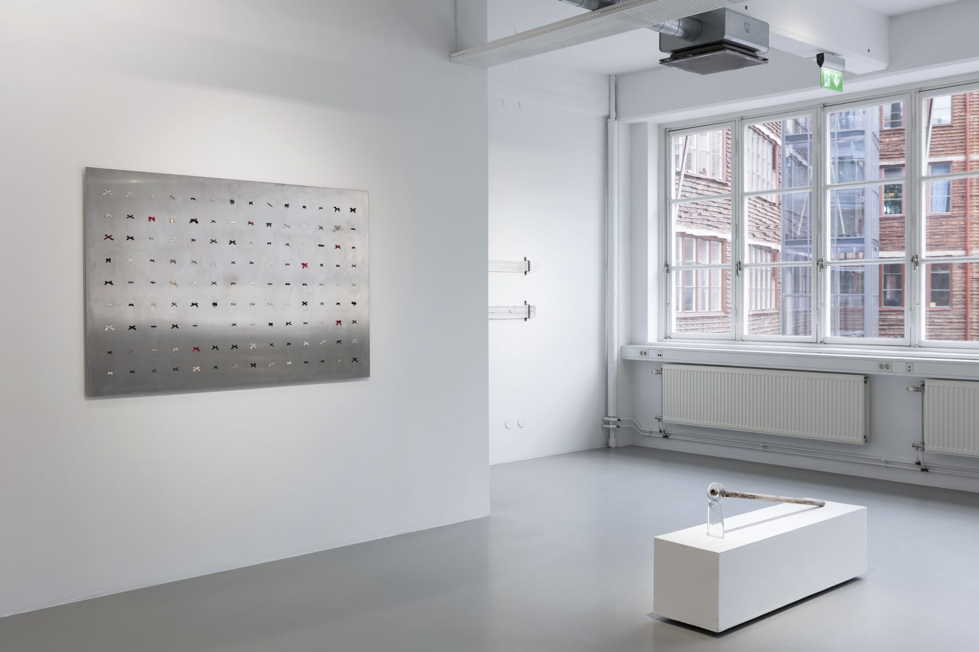 Installation view, Isa Andersson, Vatten finns i skopan bakom dörrn, 2024, Galleri Duerr. Photo: Giulia Cairone.