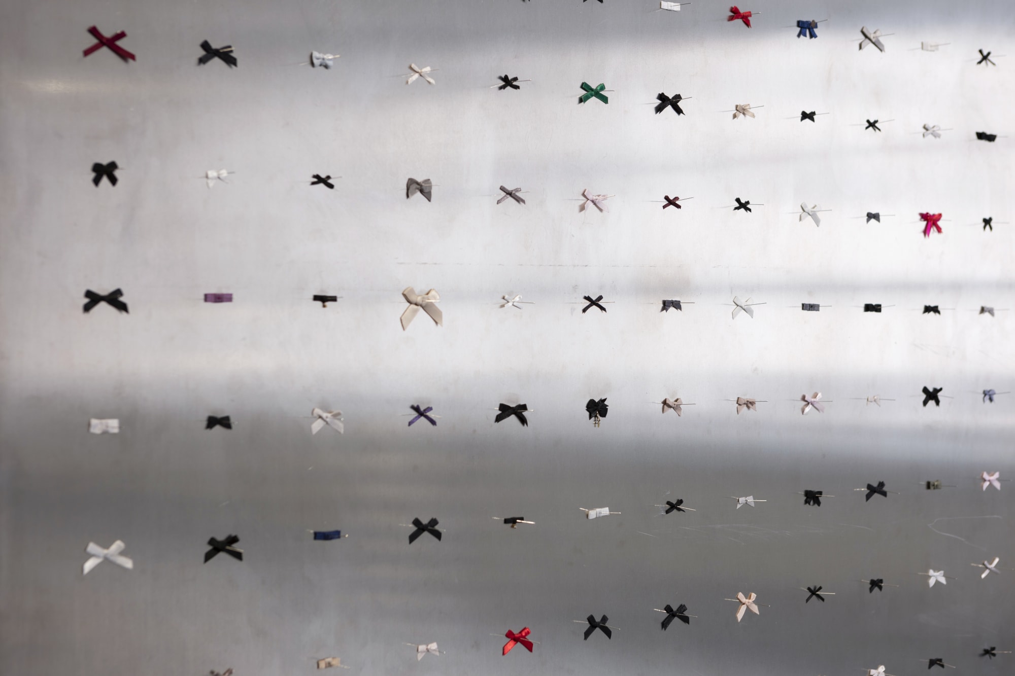 Installation view, Isa Andersson, Vatten finns i skopan bakom dörrn, 2024, Galleri Duerr. Photo: Giulia Cairone.